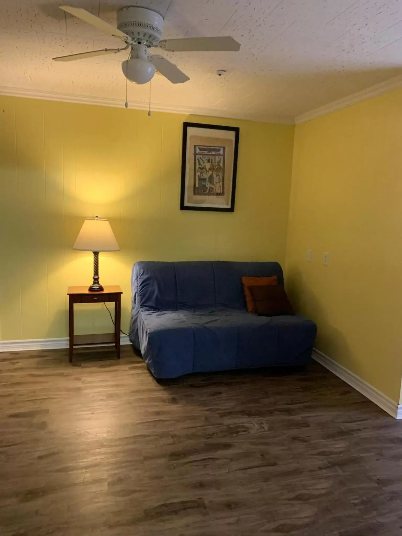 Living room, Seating Area in Lakelawn B&B and Motel