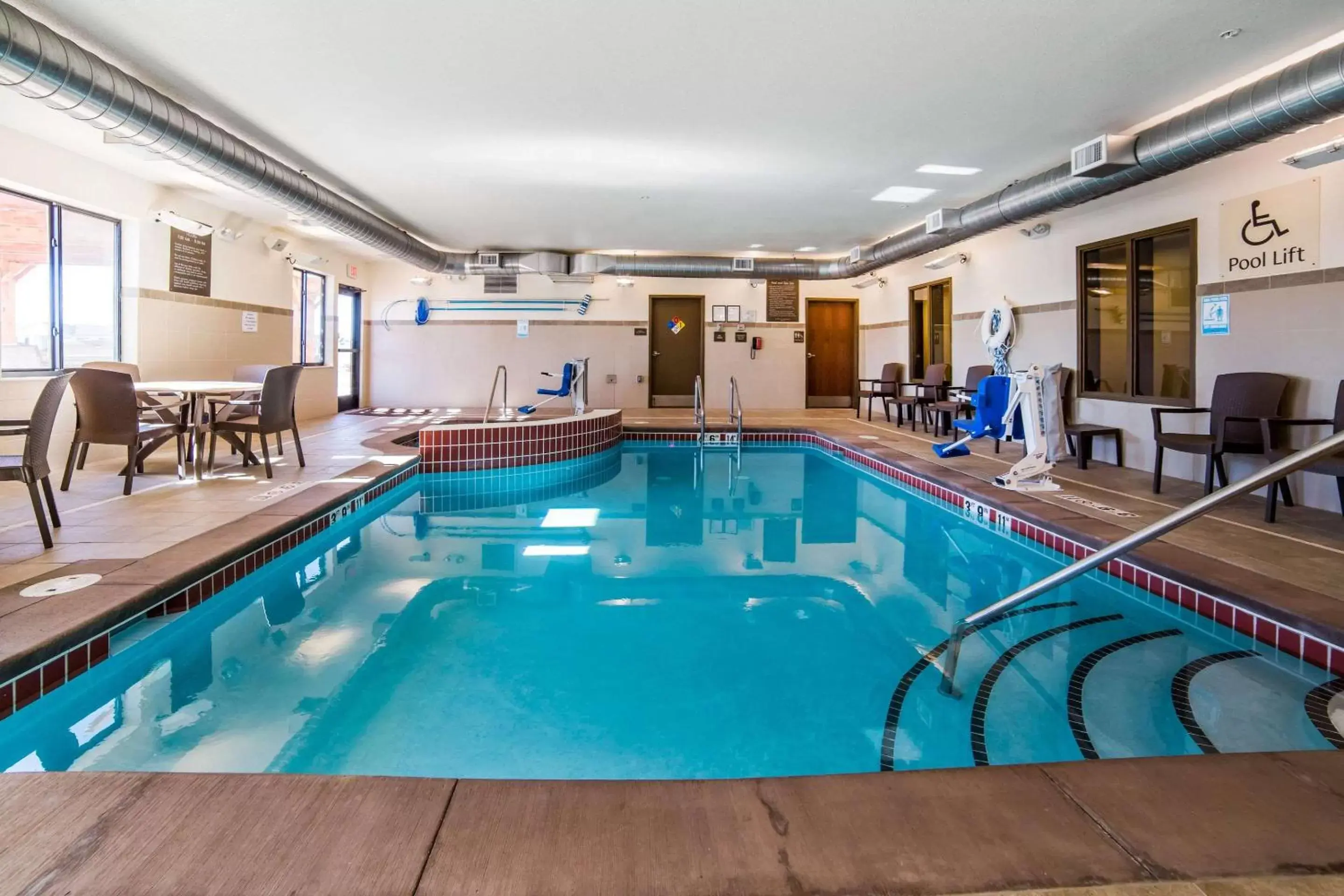 Hot Tub, Swimming Pool in Comfort Inn & Suites Cheyenne
