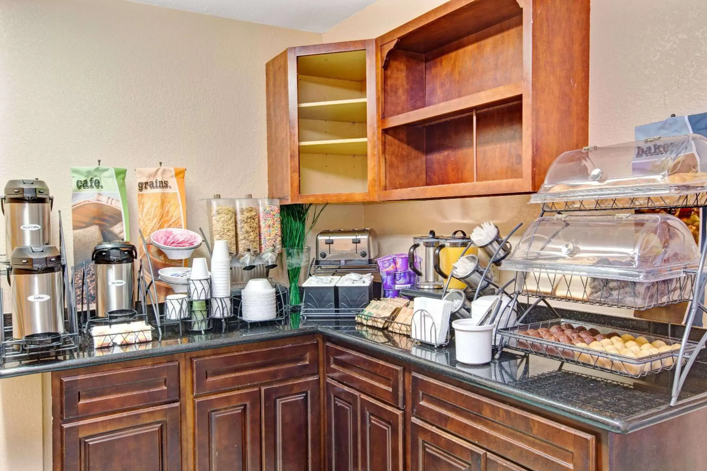 Restaurant/places to eat in Microtel Inn & Suites by Wyndham Gatlinburg Restaurant/places to eat in Microtel Inn & Suites by Wyndham Gatlinburg