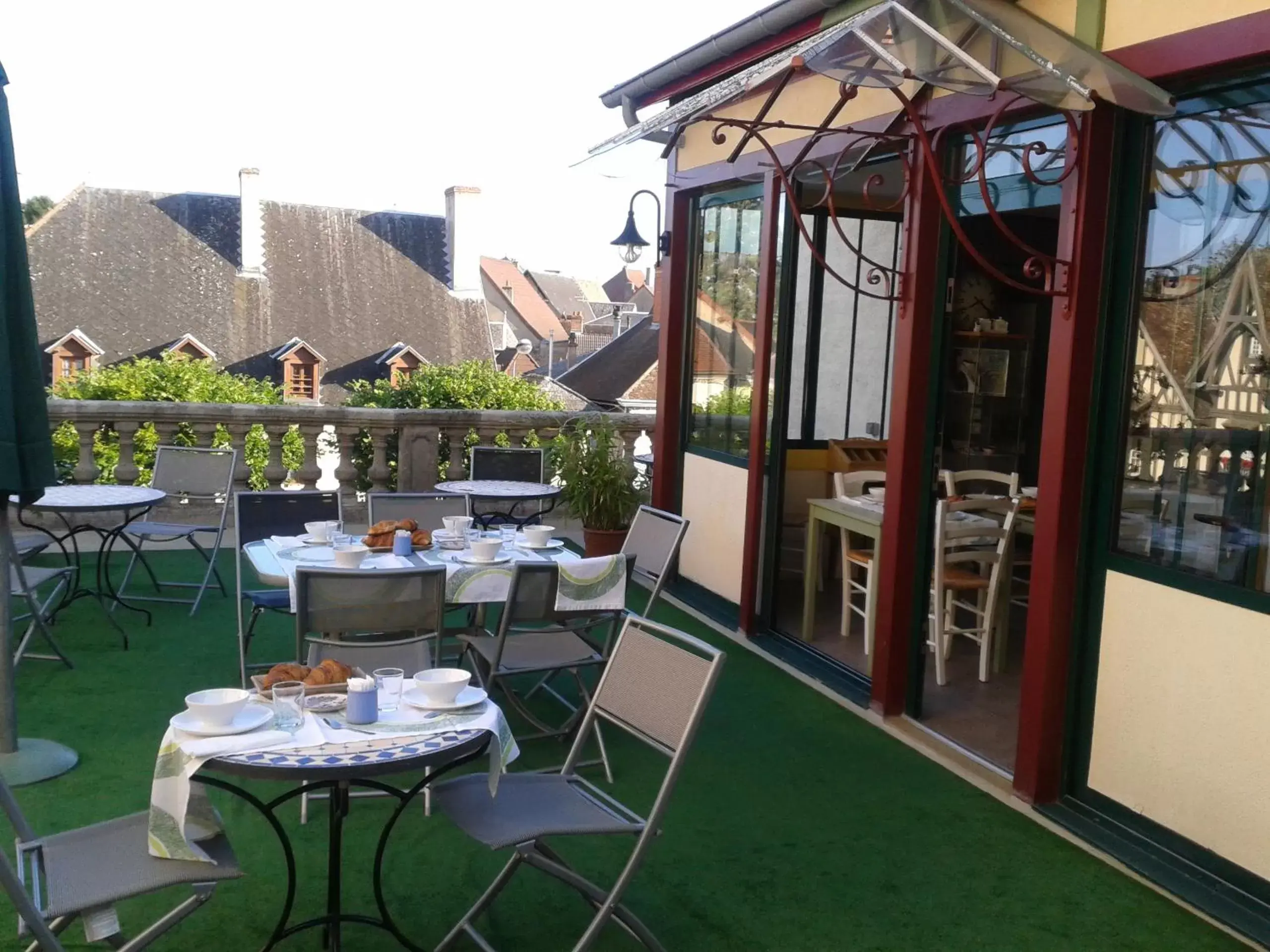 Coffee/tea facilities, Restaurant/Places to Eat in Logis Hotel La Tourelle du Beffroi