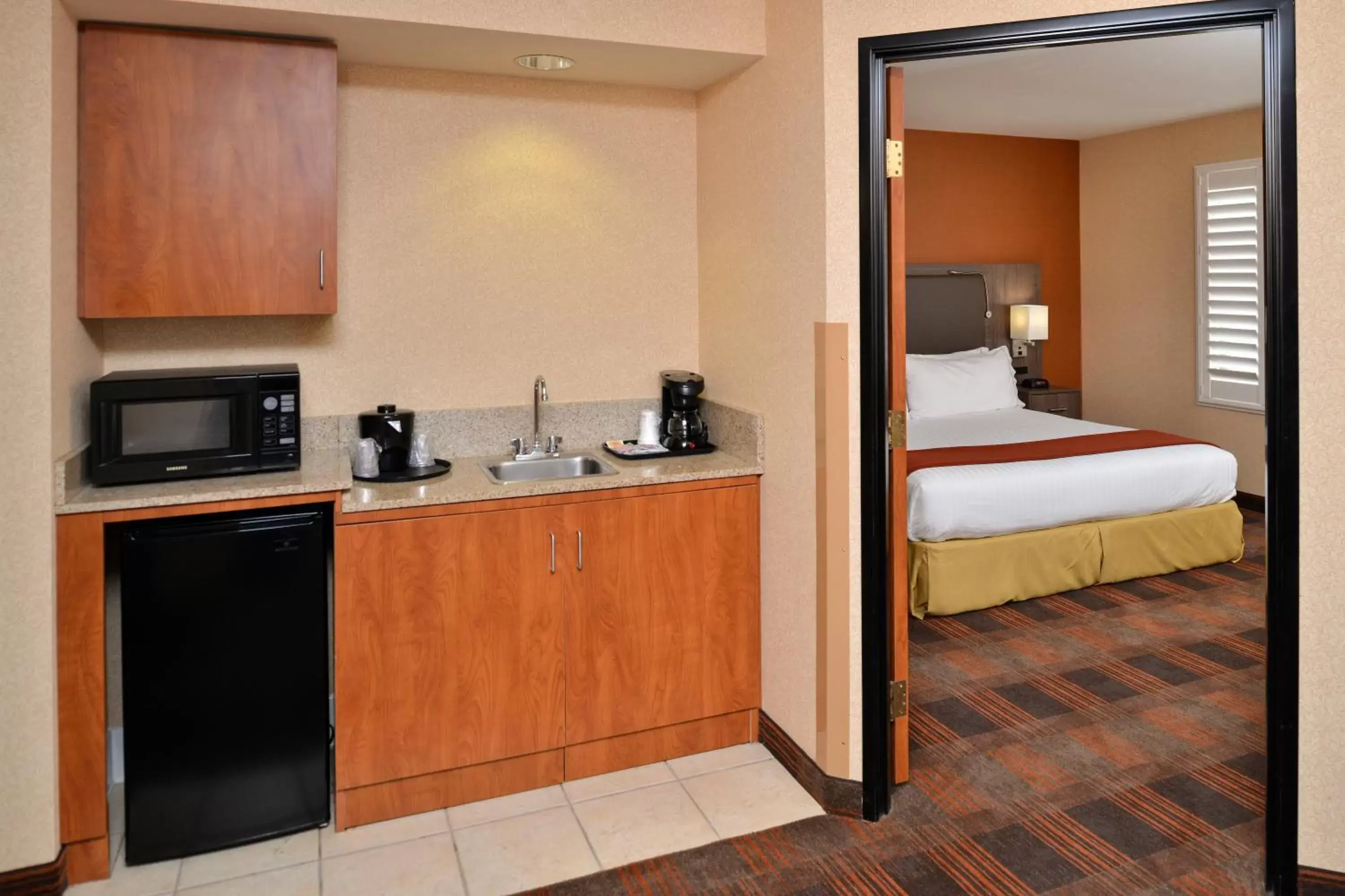 HOLIDAY INN EXPRESS & SUITES ELK GROVE CENTRAL - HWY 99, an IHG Hotel