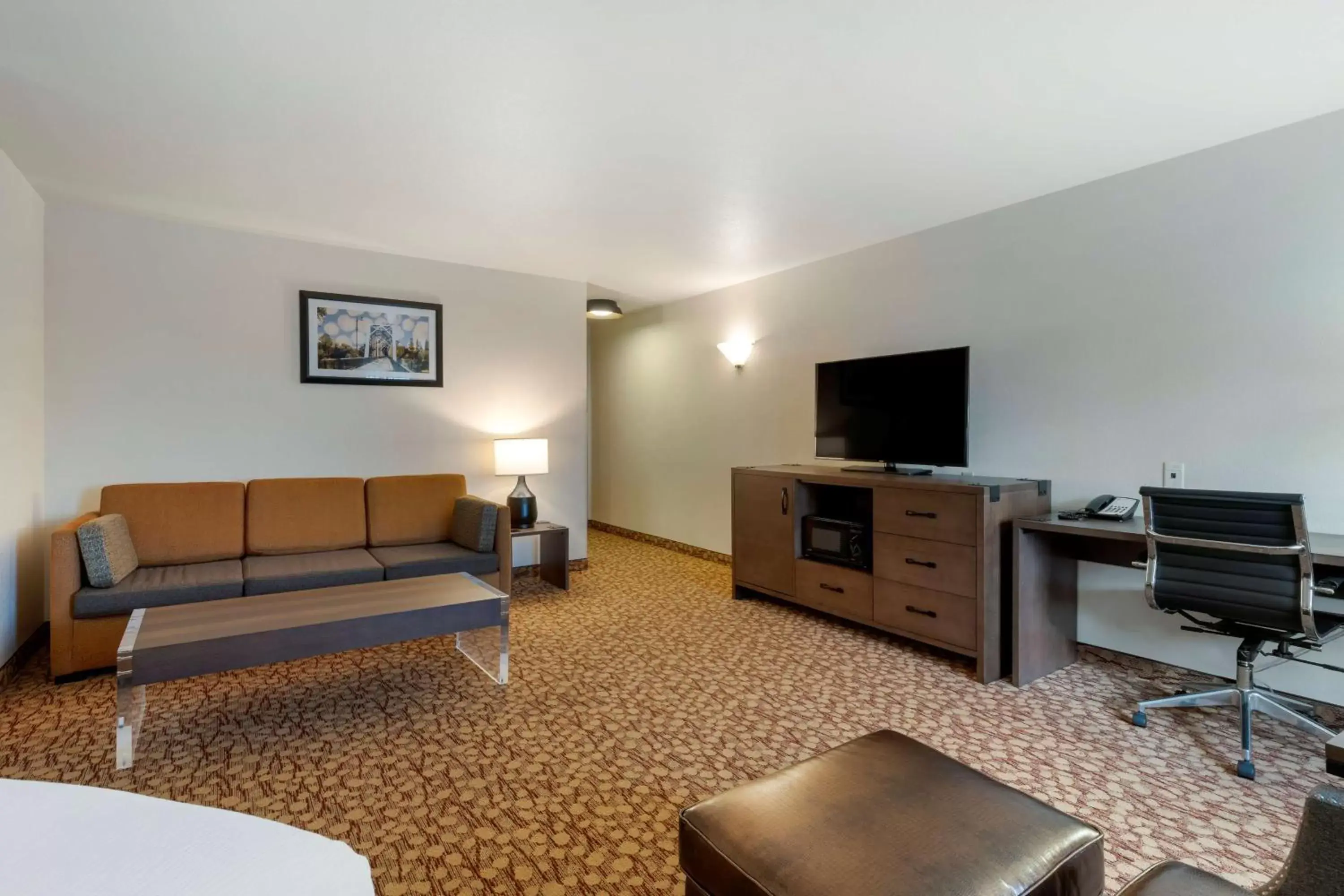 Photo of the whole room, Seating Area in Best Western Plus Mill Creek Inn