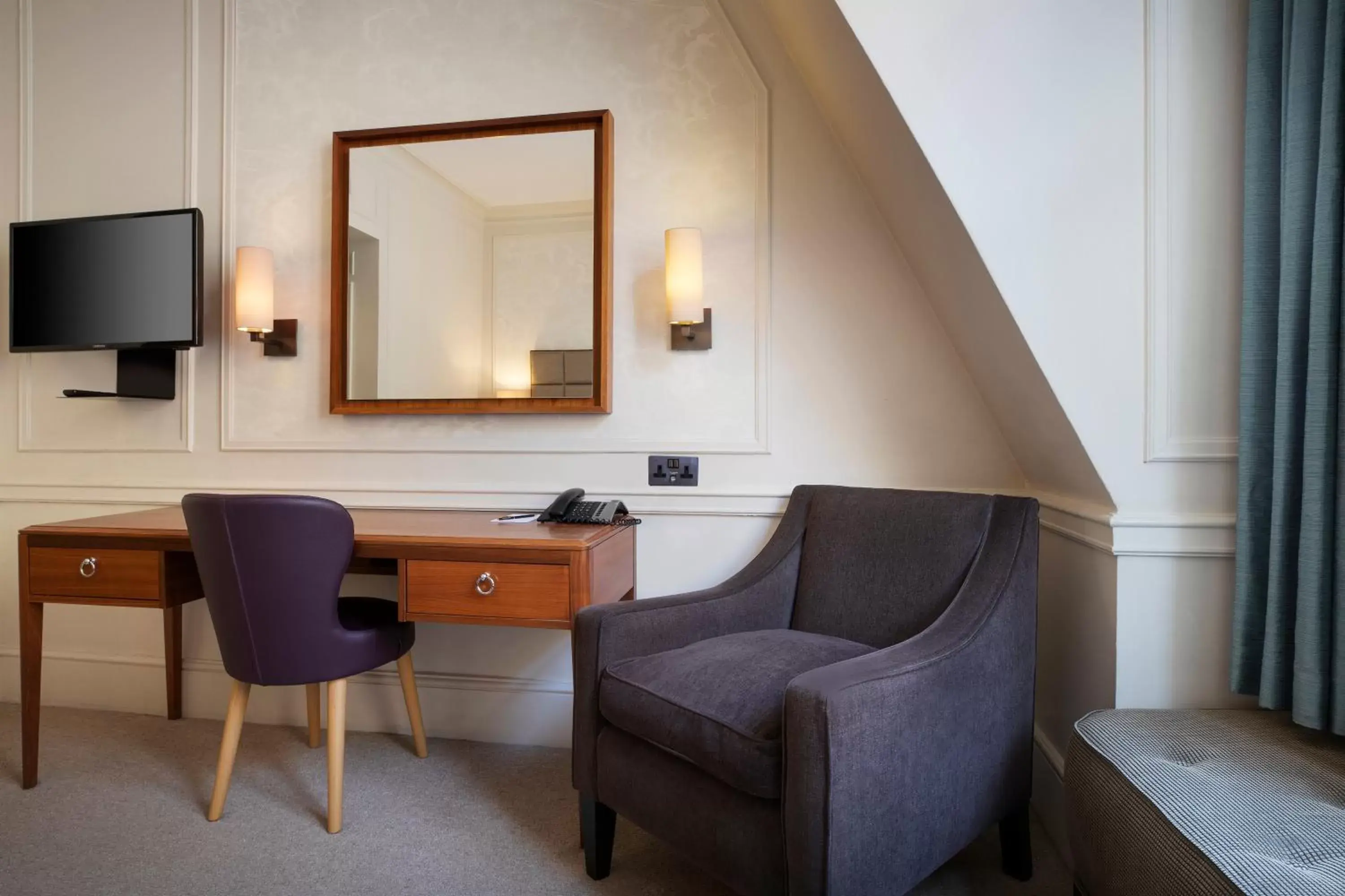 Bedroom, Seating Area in Sloane Square Hotel