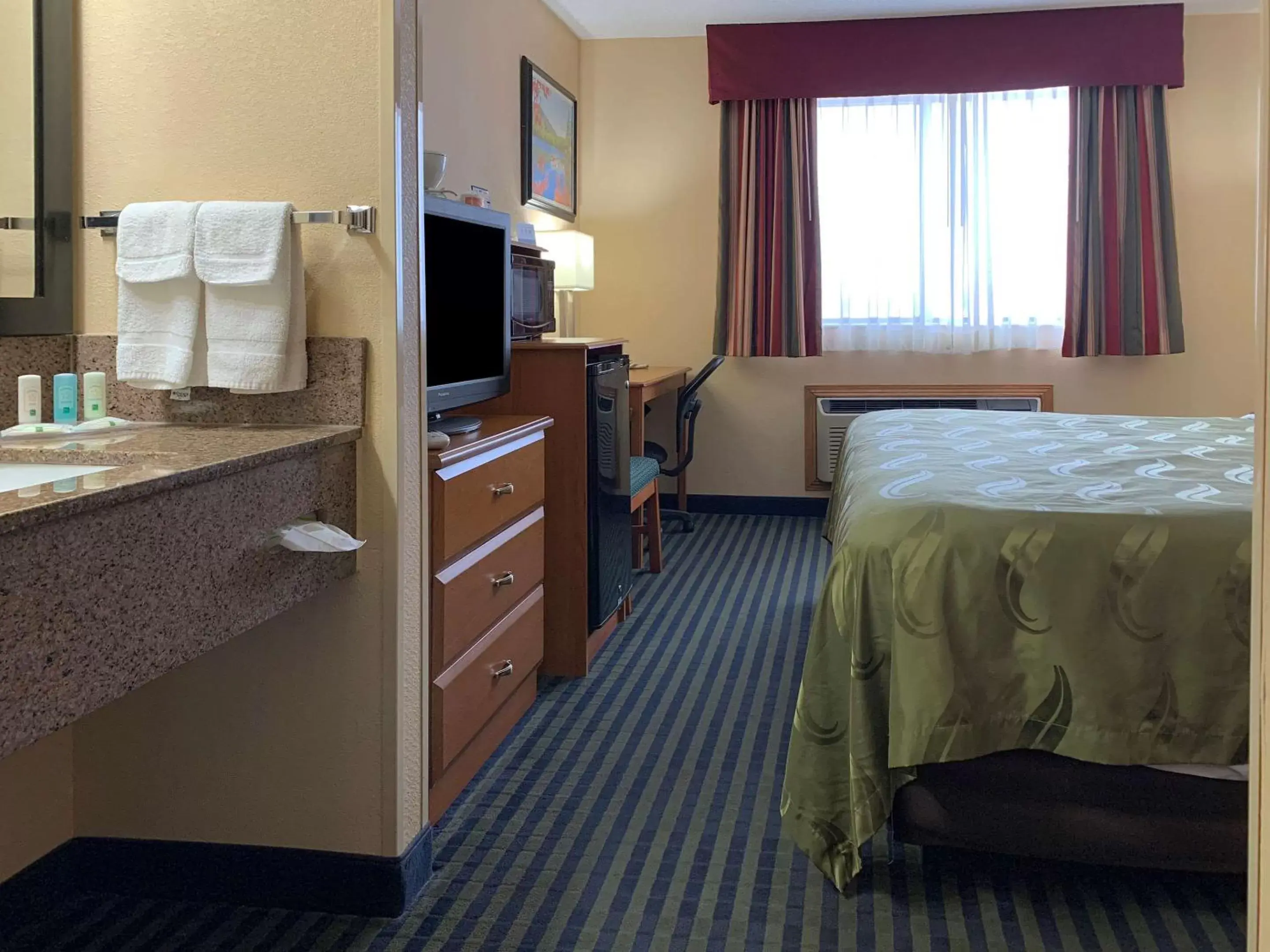 Photo of the whole room, Bed in Quality Inn Ottawa near Starved Rock State Park