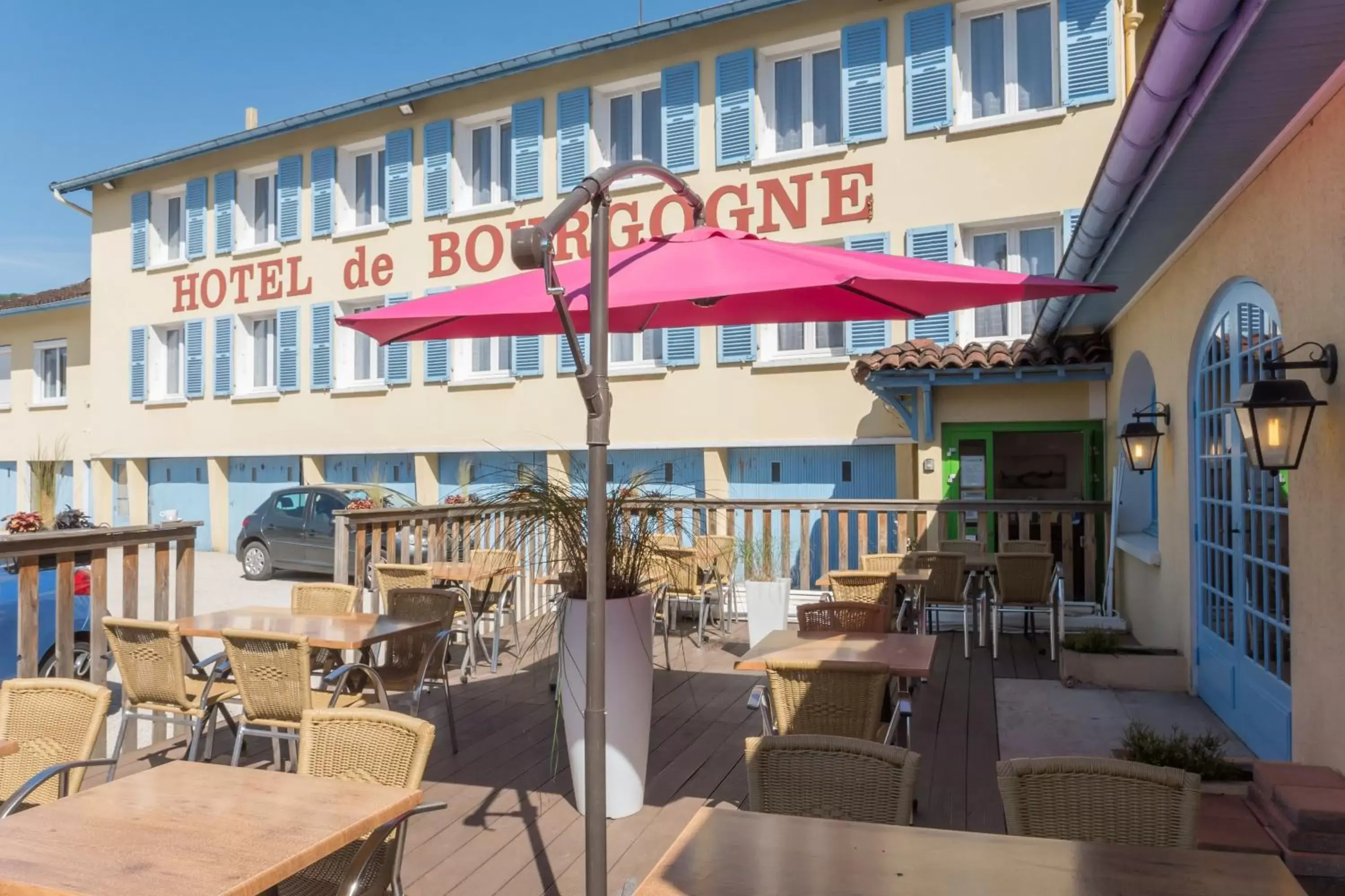 Patio, Restaurant/Places to Eat in Hotel Le Bourgogne