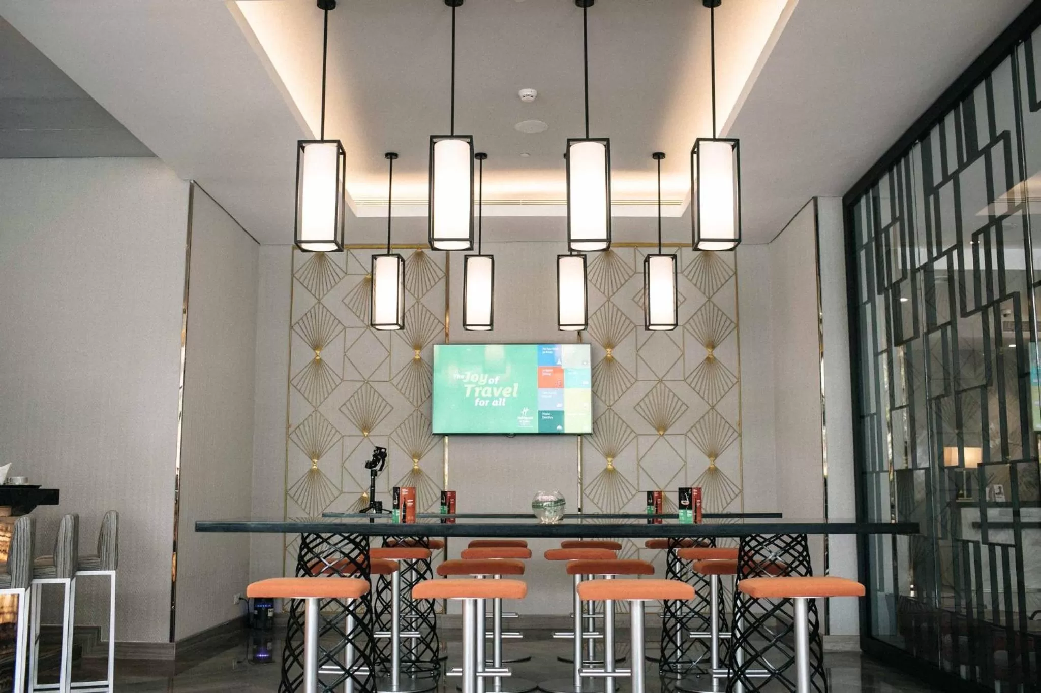 Lounge or bar in Holiday Inn & Suites Jakarta Gajah Mada by IHG