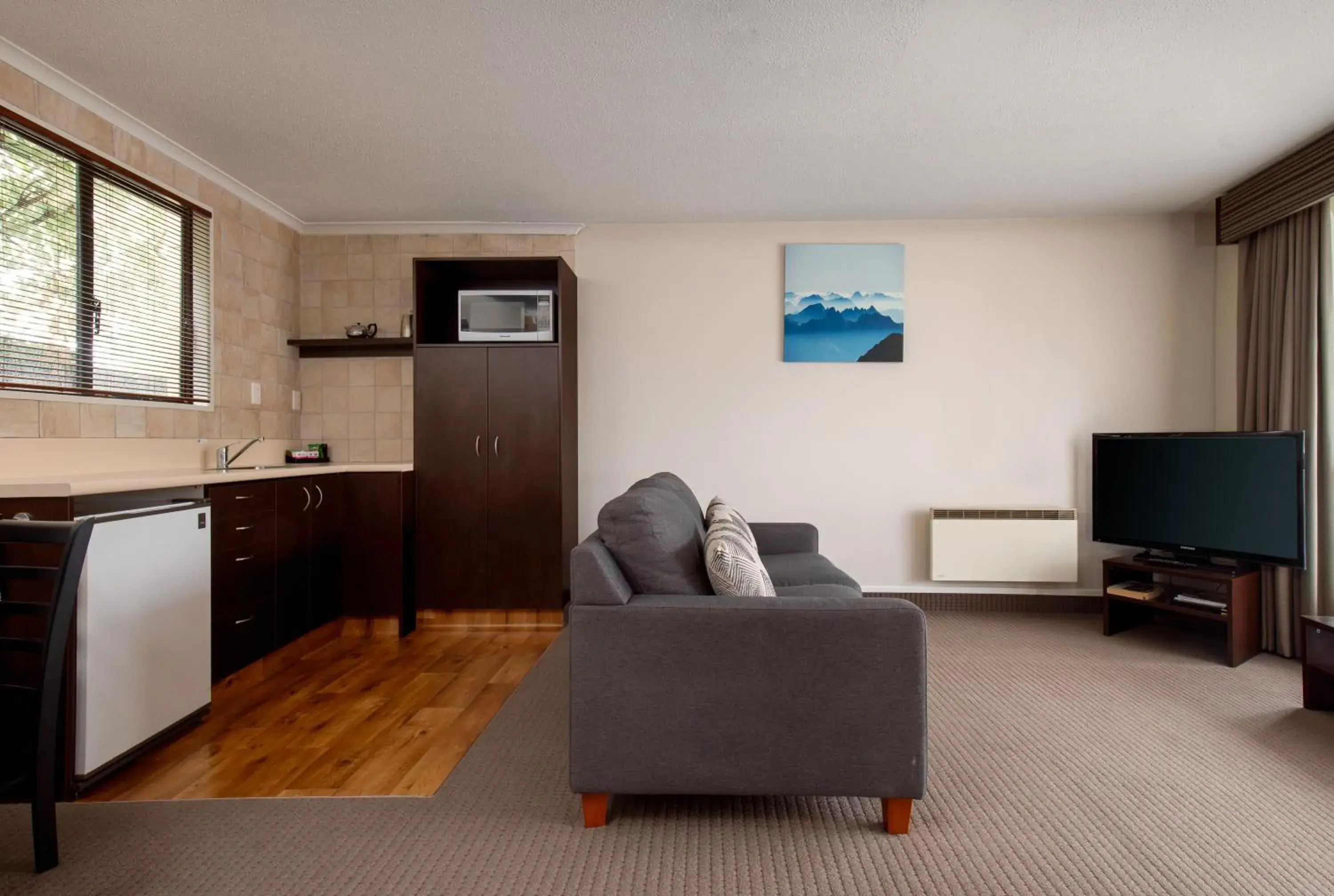 Kitchen or kitchenette, Seating Area in Ashford Motor Lodge