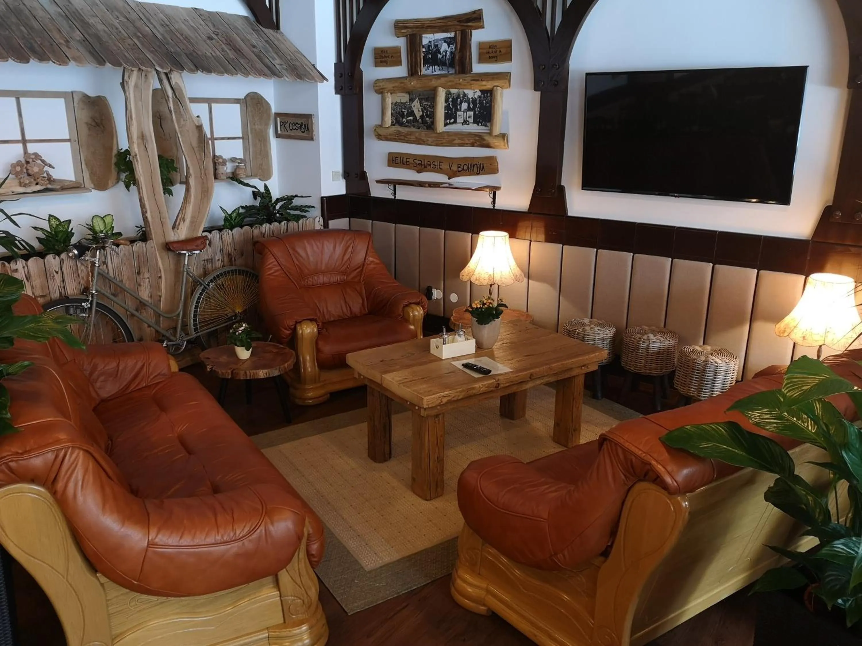 Communal lounge/ TV room in Ribno Alpine Hotel