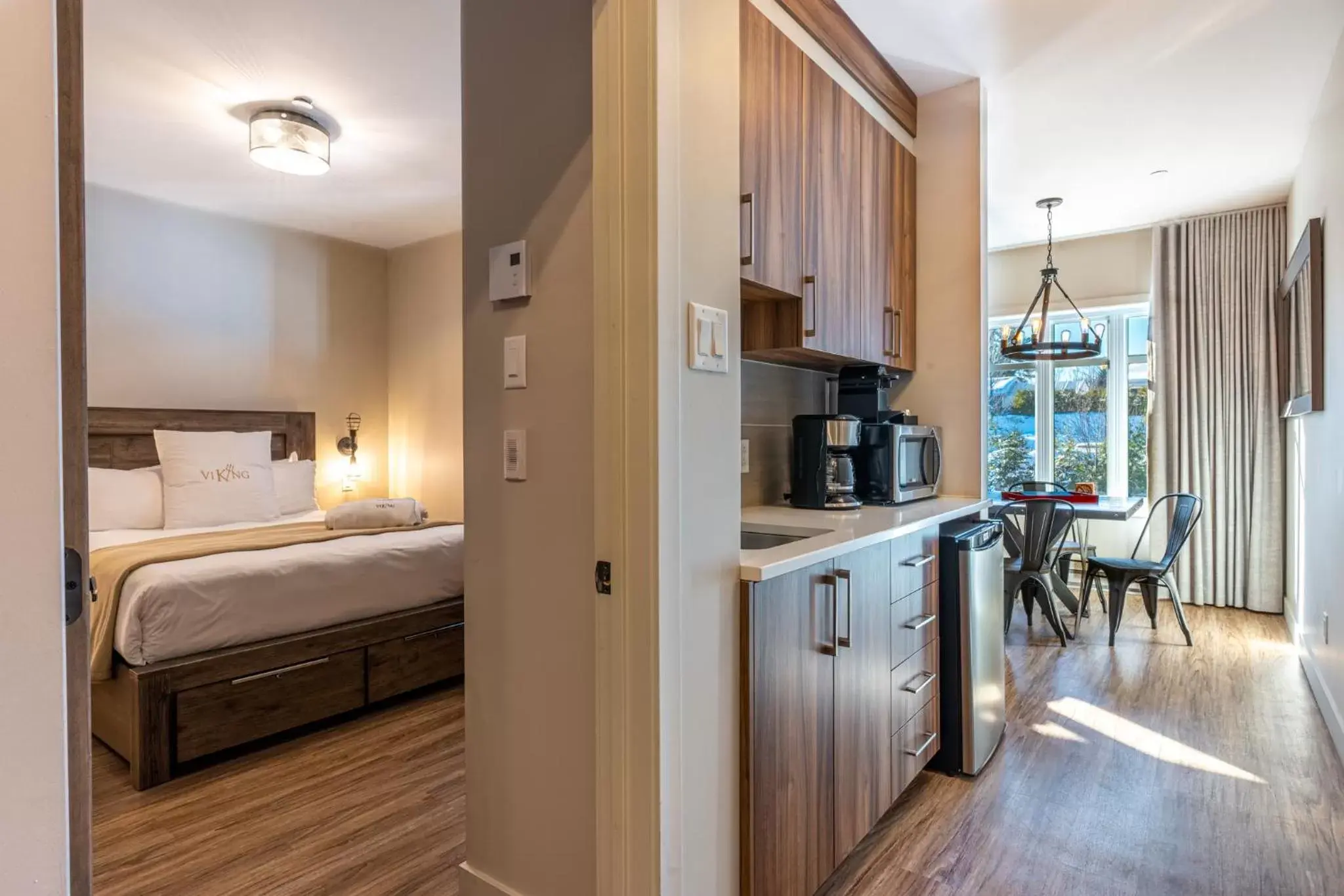 Bed, Kitchen/Kitchenette in Le Viking Resort & Marina
