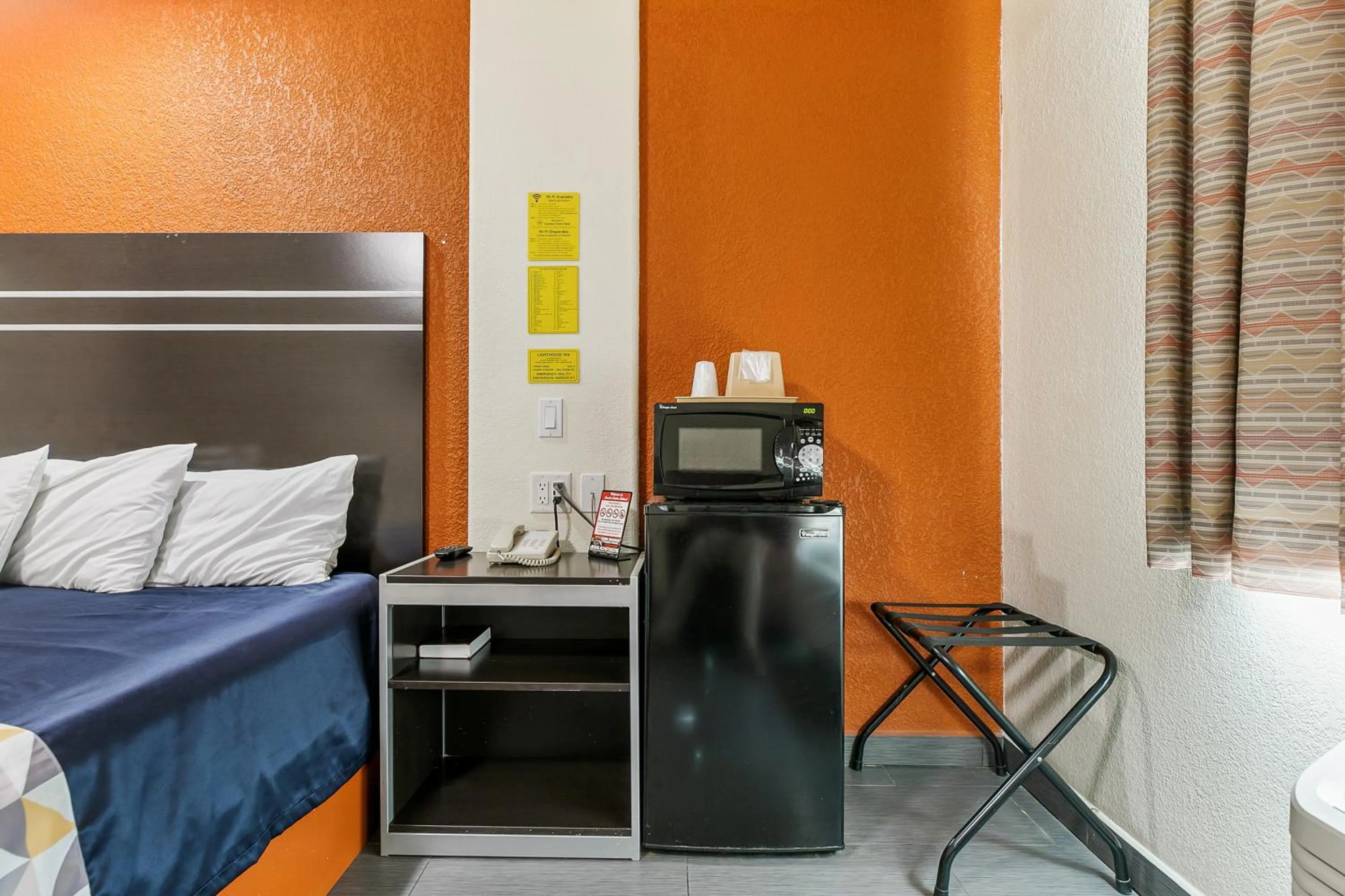 minibar, Bed in Lighthouse Inn