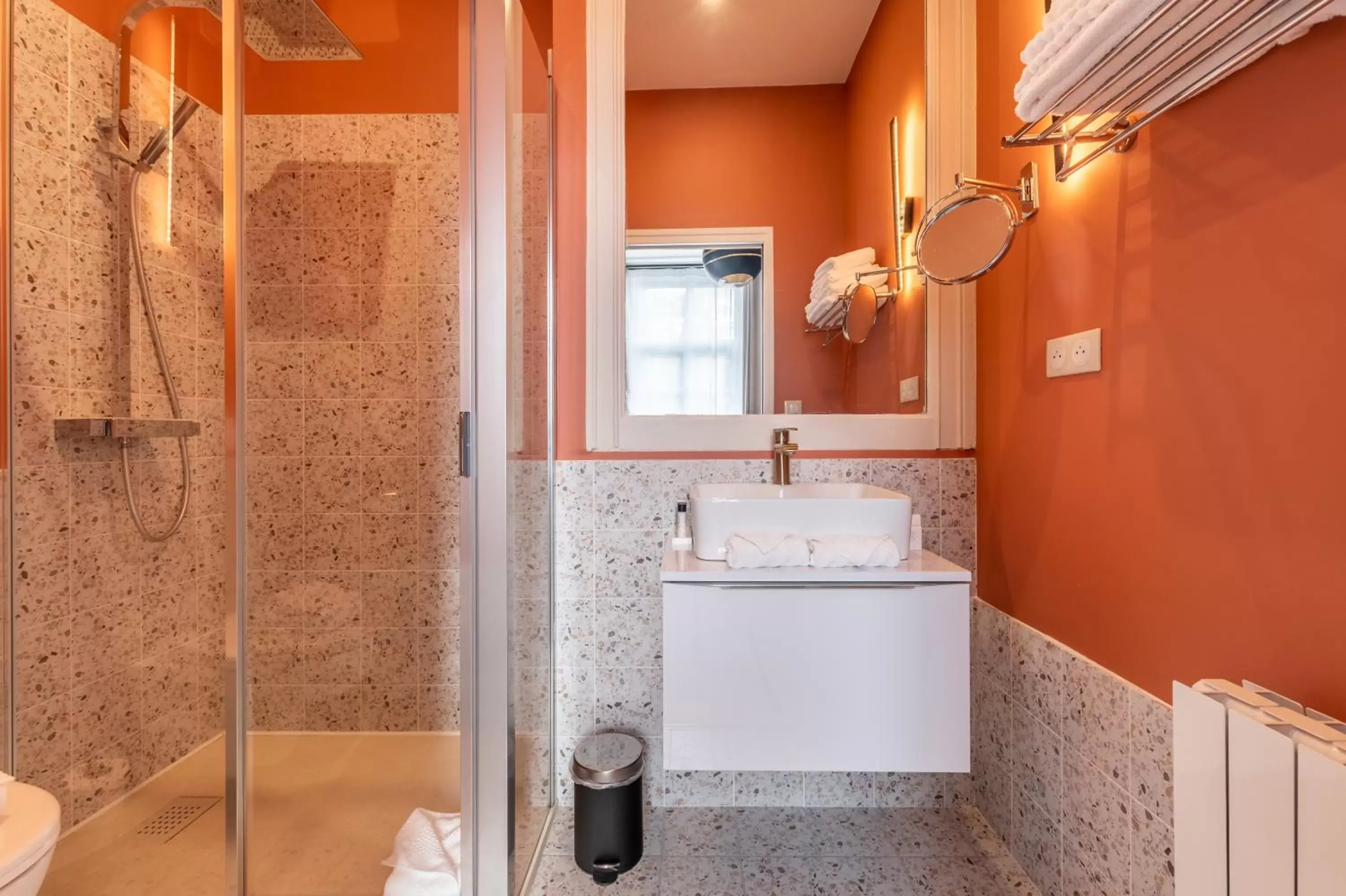 Shower, Bathroom in Hôtel Échappée en Baie - Parking privé gratuit