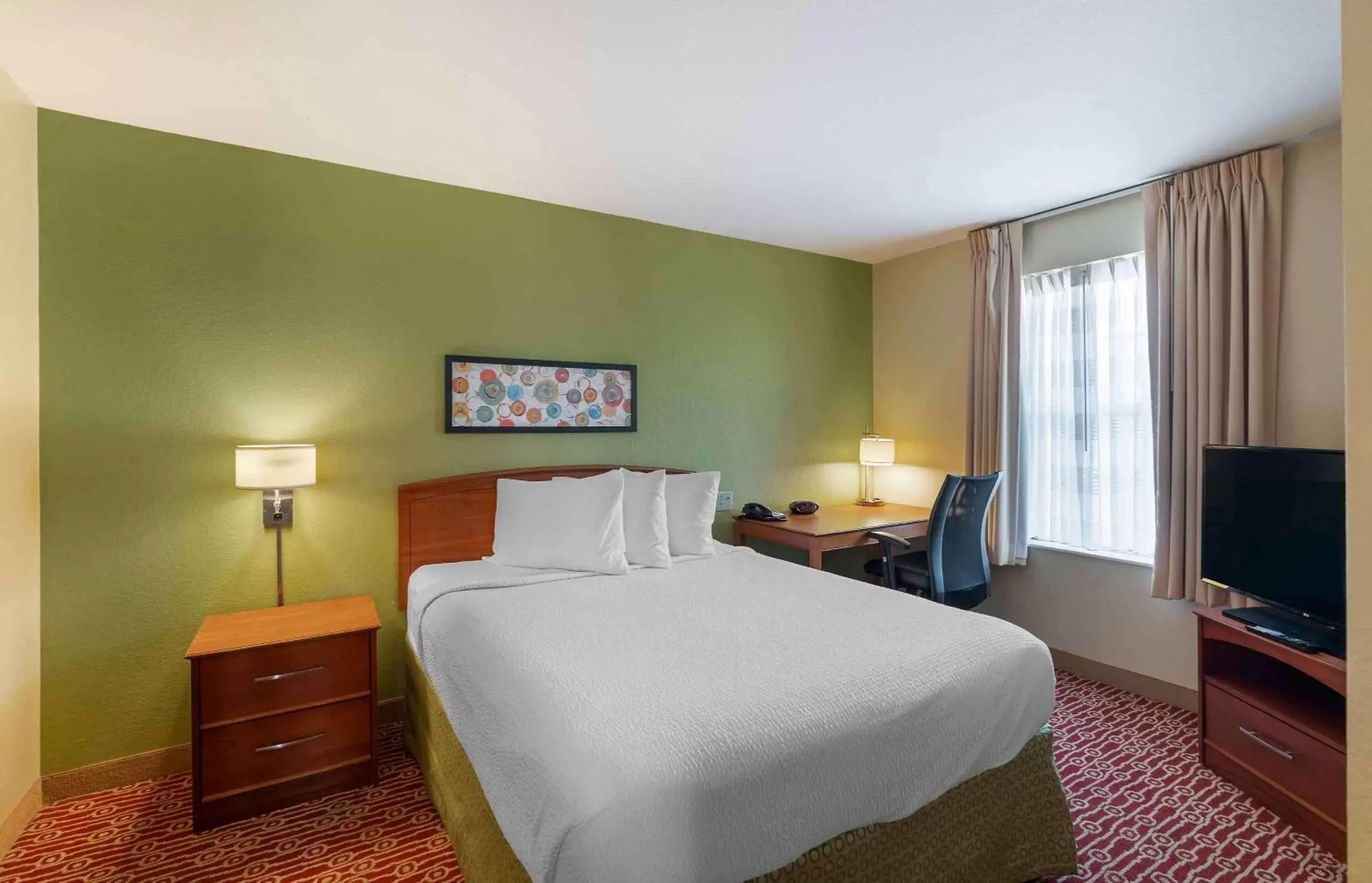 Bedroom, Bed in Extended Stay America Suites - Virginia Beach