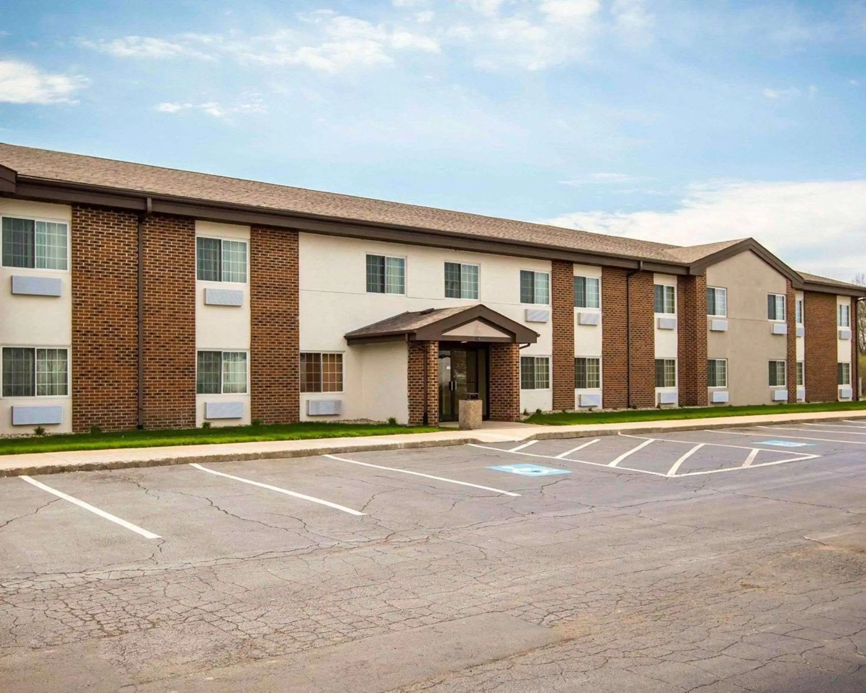 Property Building in Quality Inn Chesterton near Indiana Dunes National Park I-94