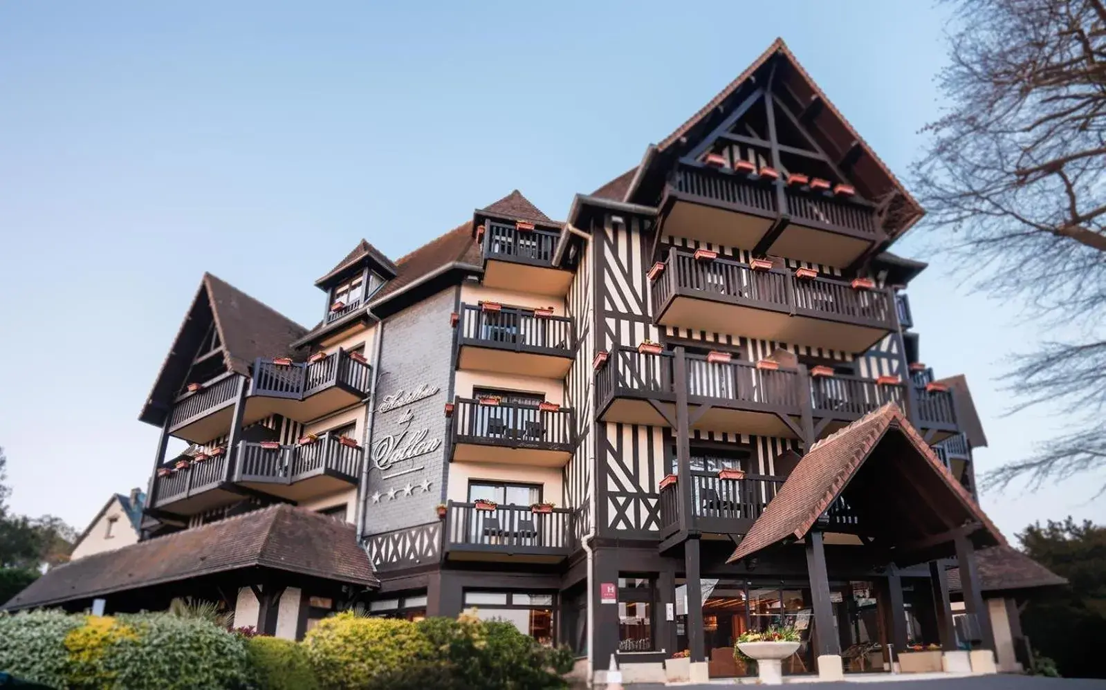 Property building in Best Western Plus Hostellerie Du Vallon Property building in Best Western Plus Hostellerie Du Vallon