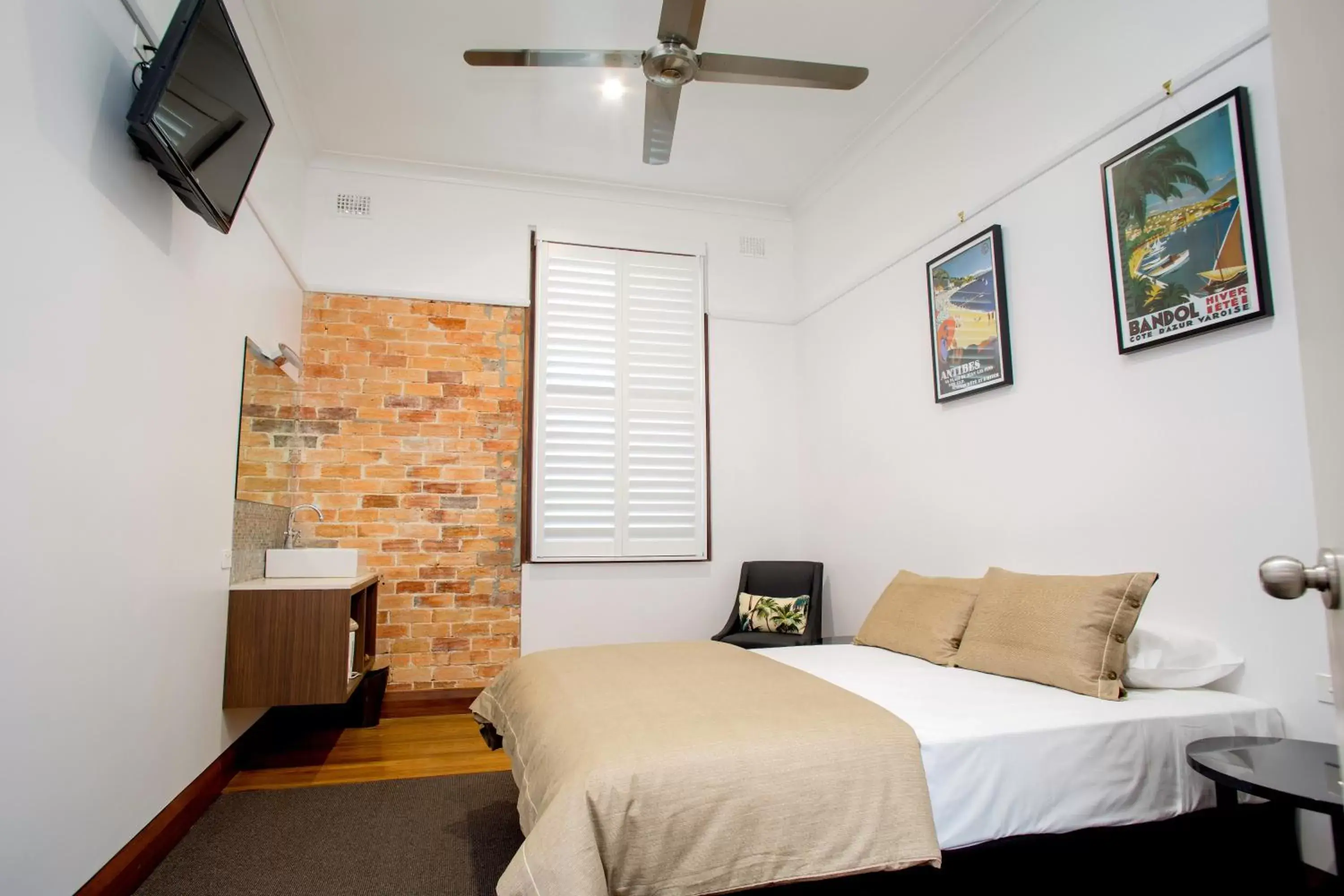 Bedroom, Bed in Pier Hotel Coffs Harbour