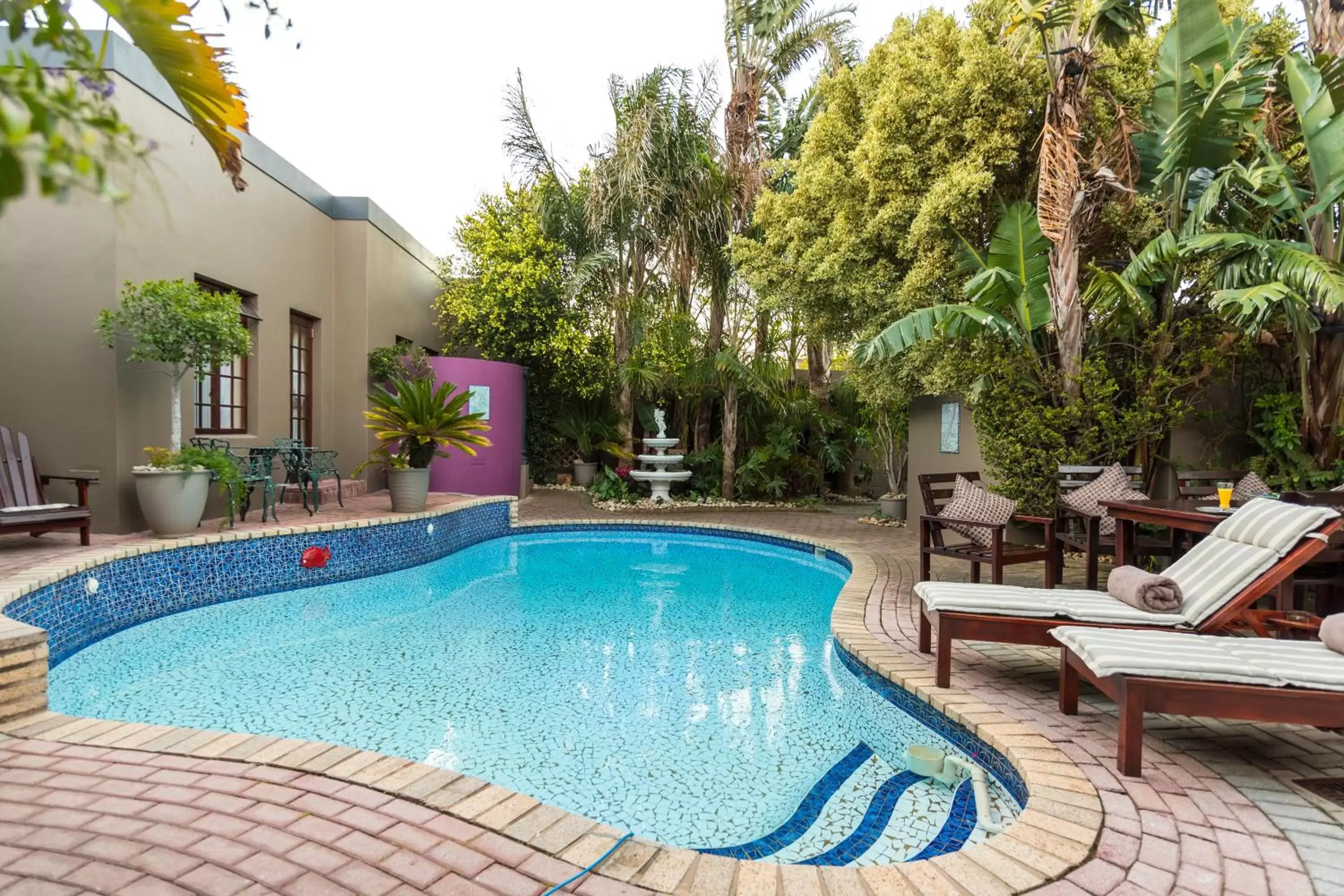 Swimming pool, Property Building in Kingfisher GuestHouse