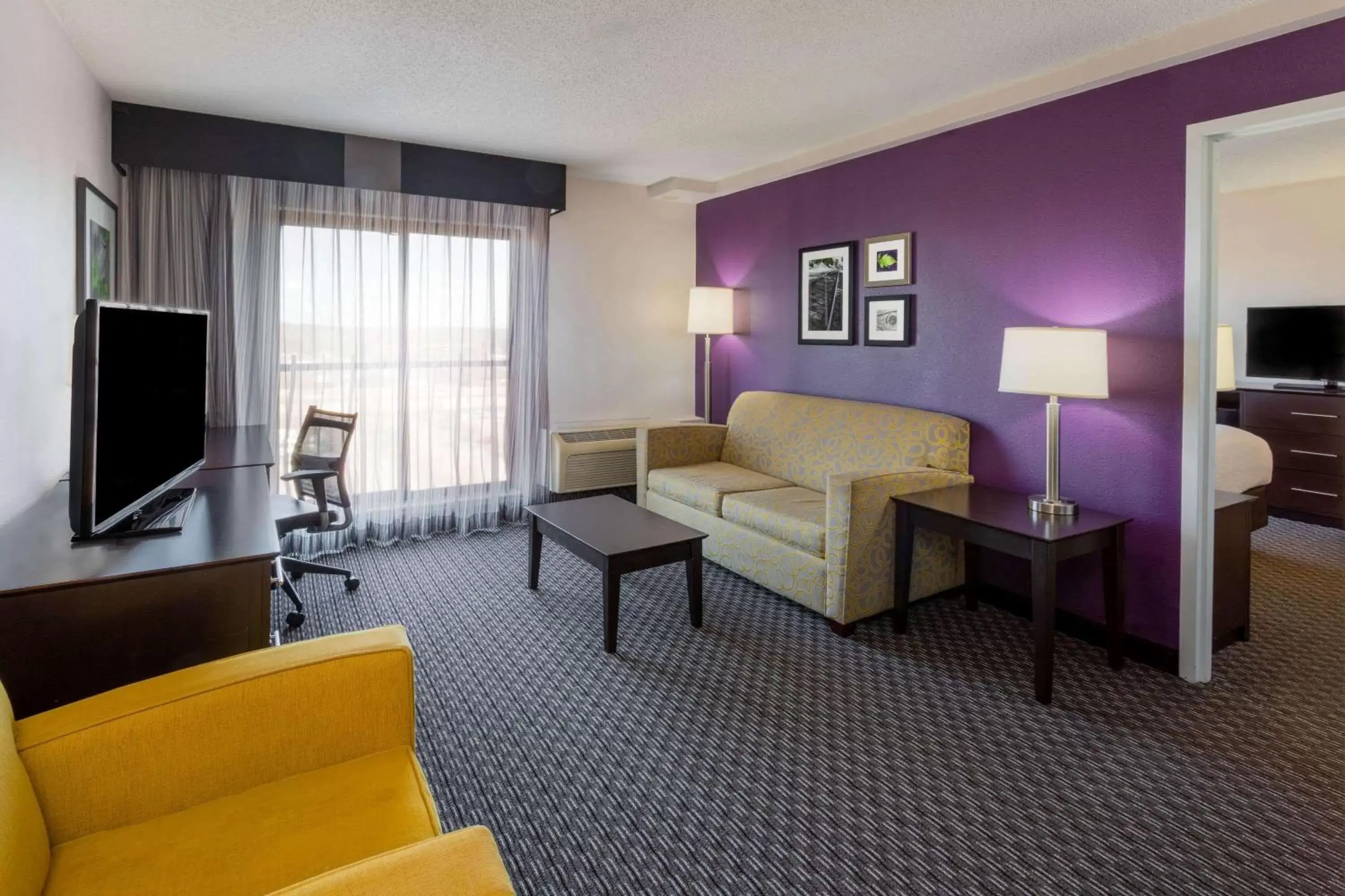 Photo of the whole room, Seating Area in La Quinta by Wyndham Minneapolis Bloomington W