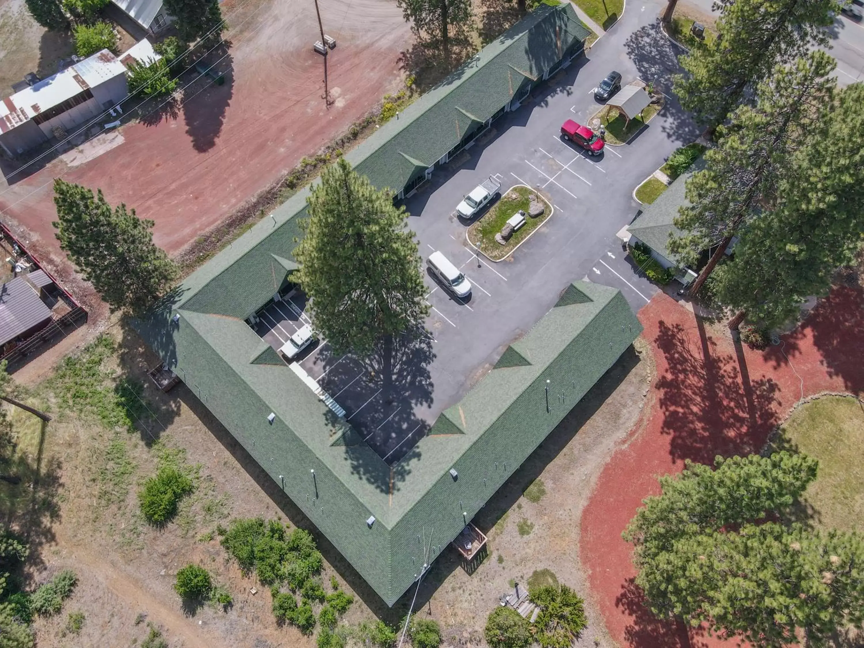 Property building, Bird's-eye View in Green Gables Motel & Suites
