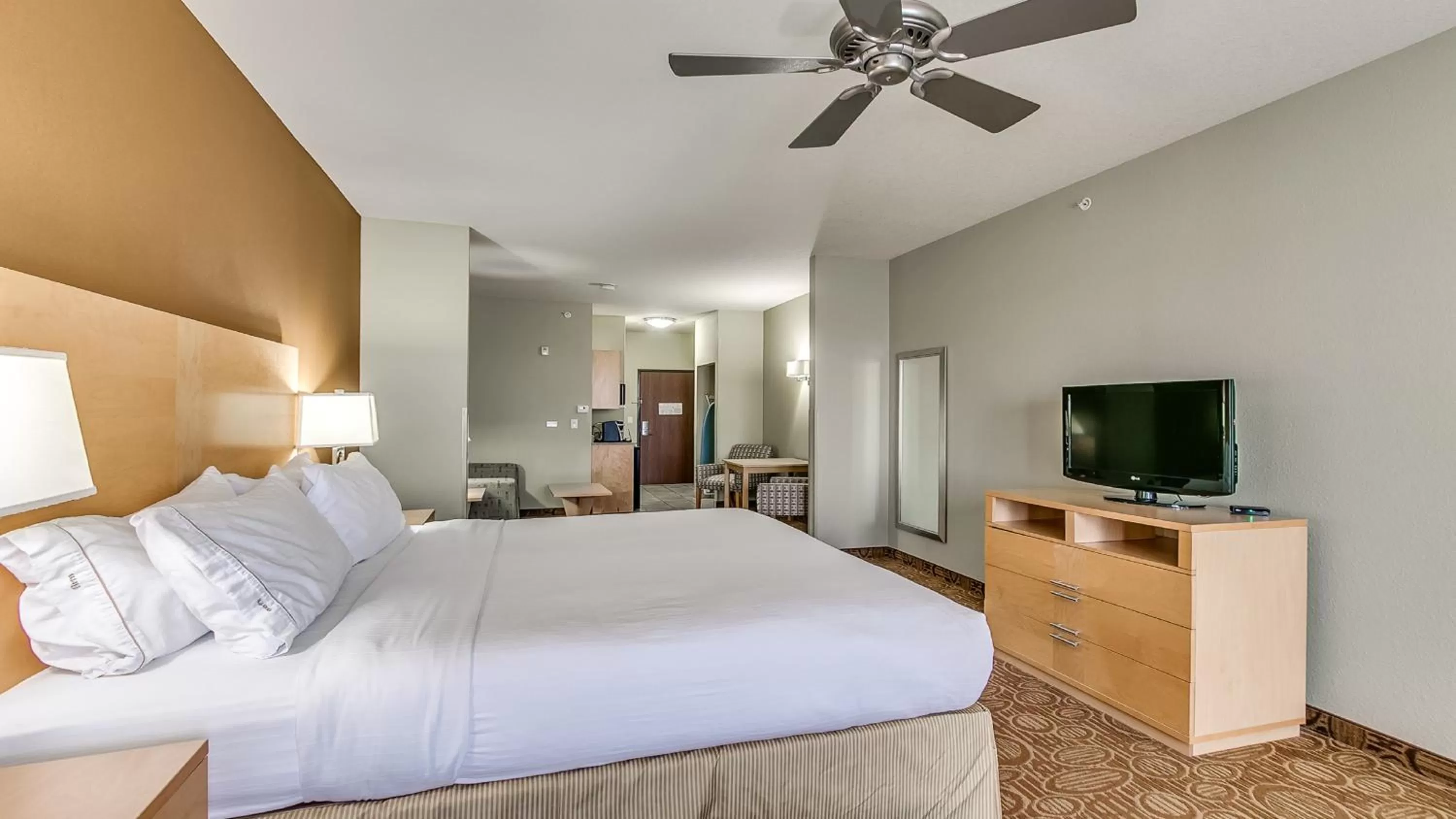 Bed in Holiday Inn Express & Suites Lubbock Southwest – Wolfforth by IHG