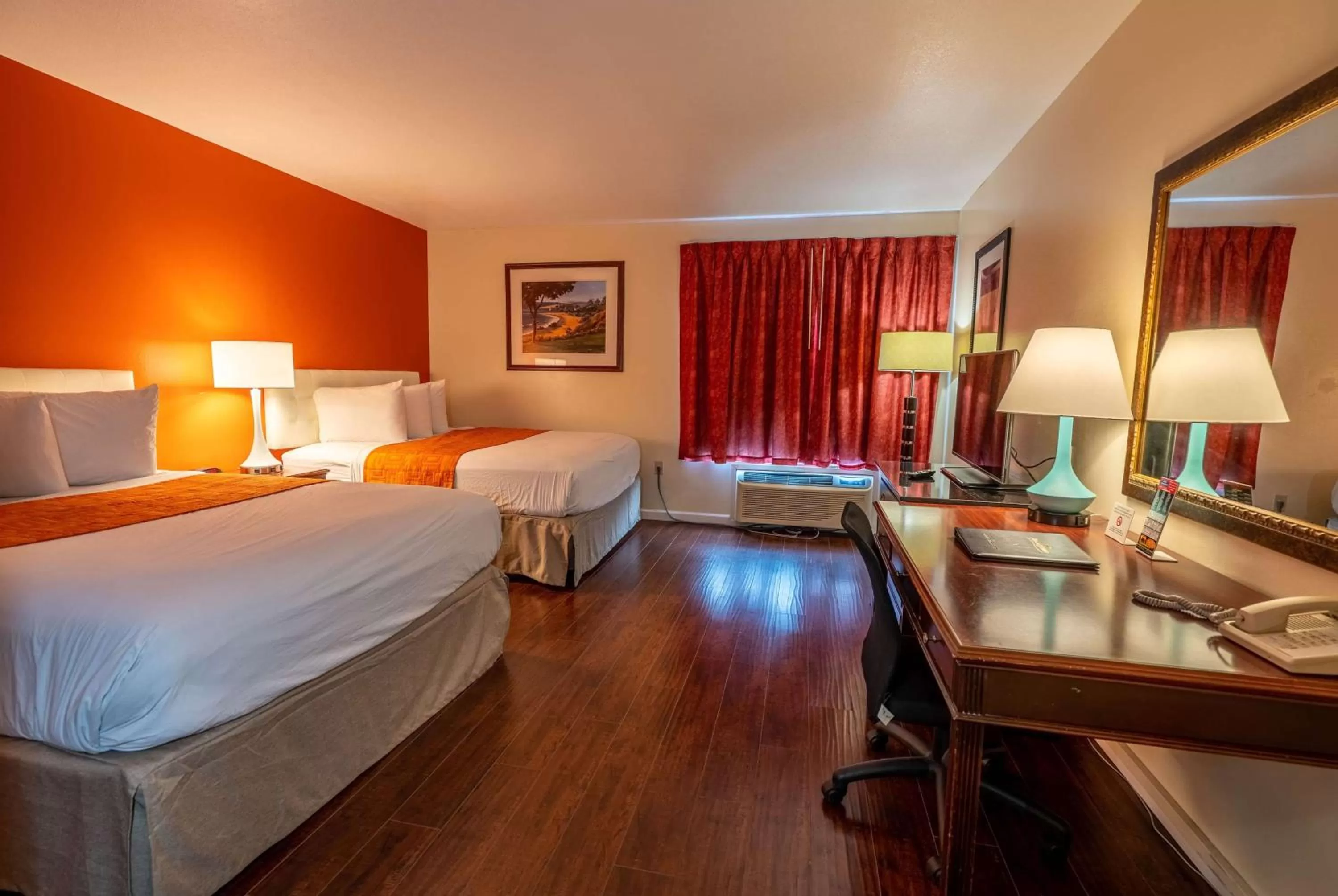 Photo of the whole room, Bed in Howard Johnson by Wyndham Buena Park