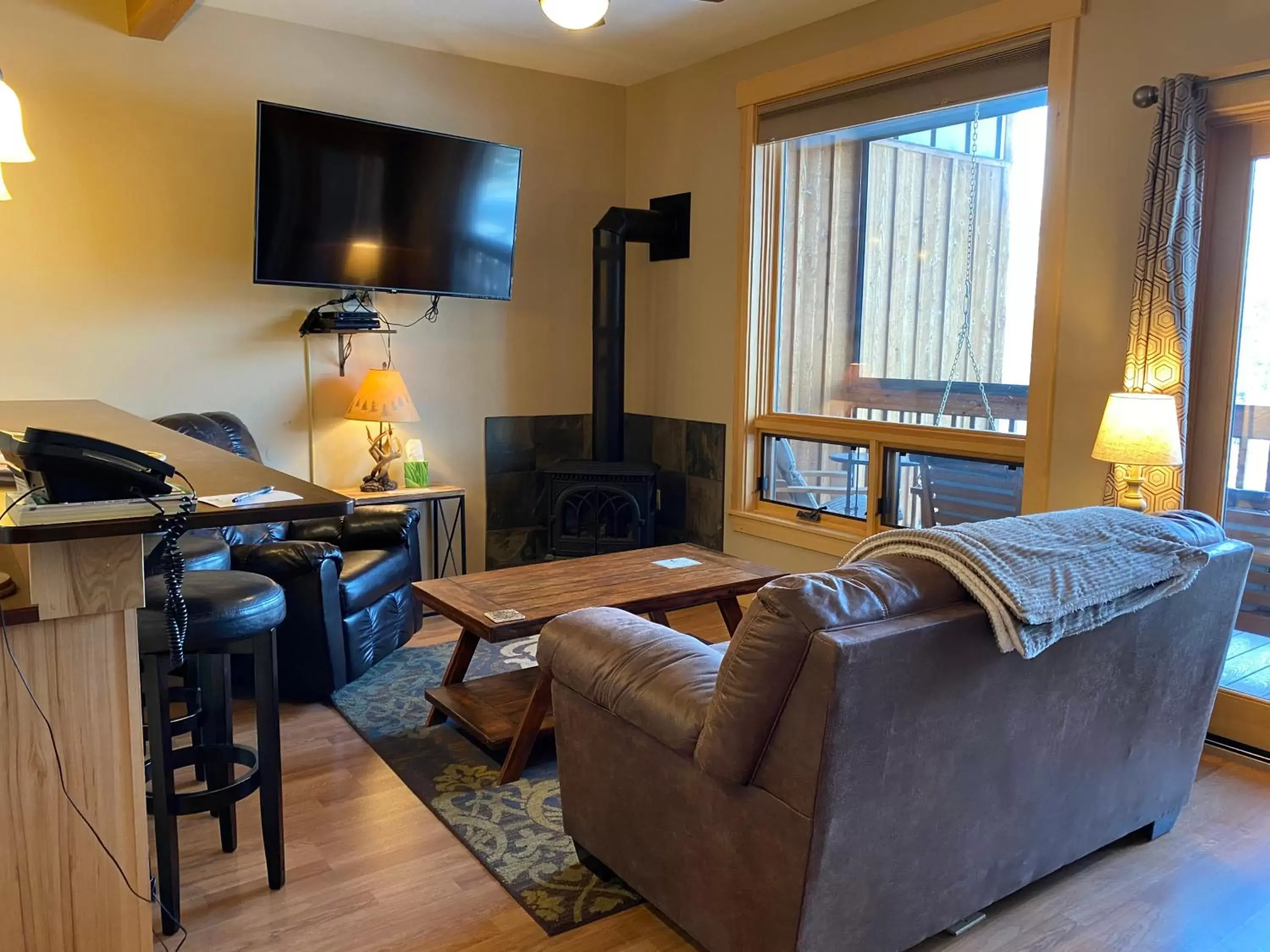 Living room, TV/Entertainment Center in Twisp River Suites