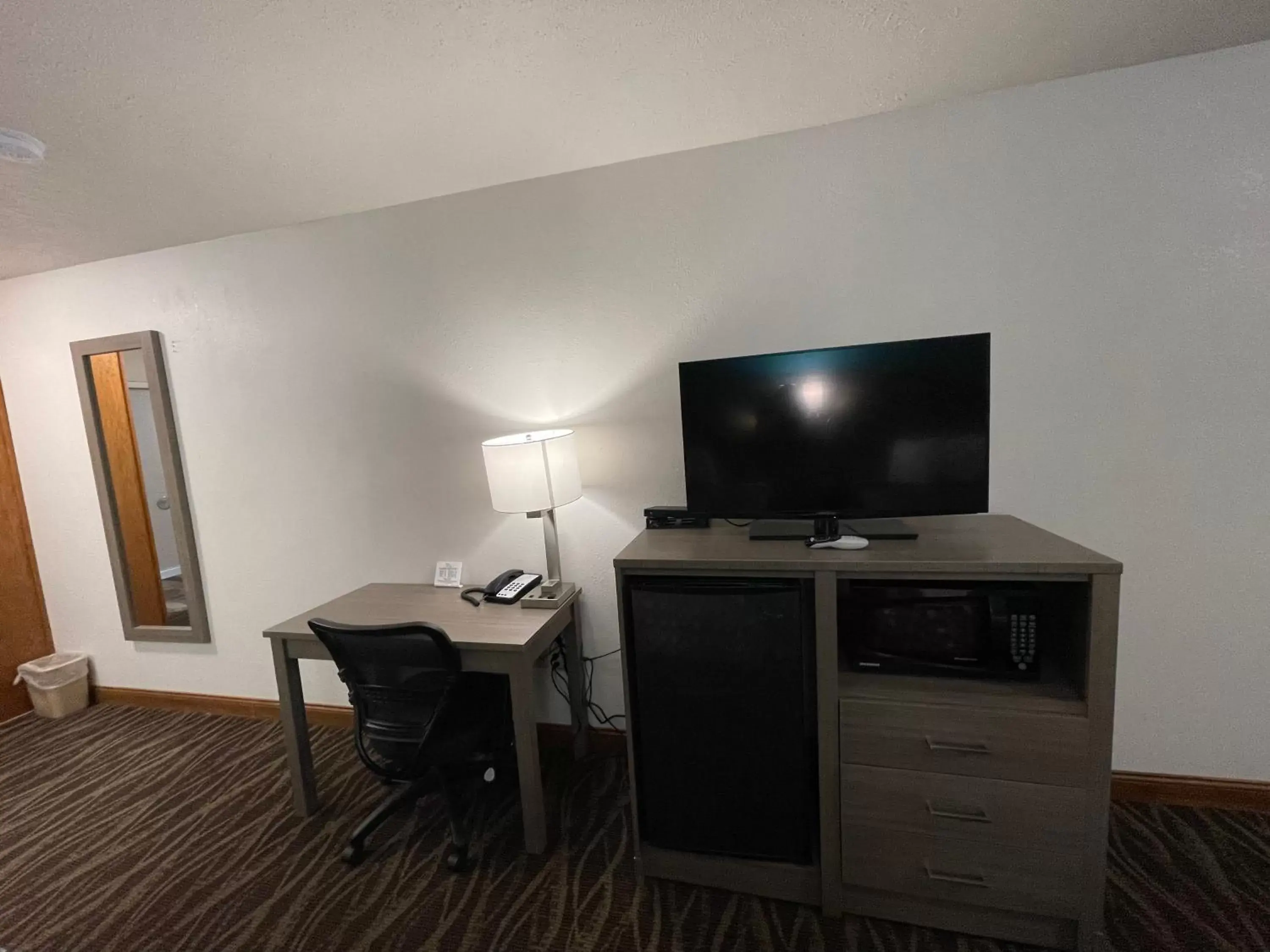 Bedroom, TV/Entertainment Center in Baymont by Wyndham Bellevue - Omaha