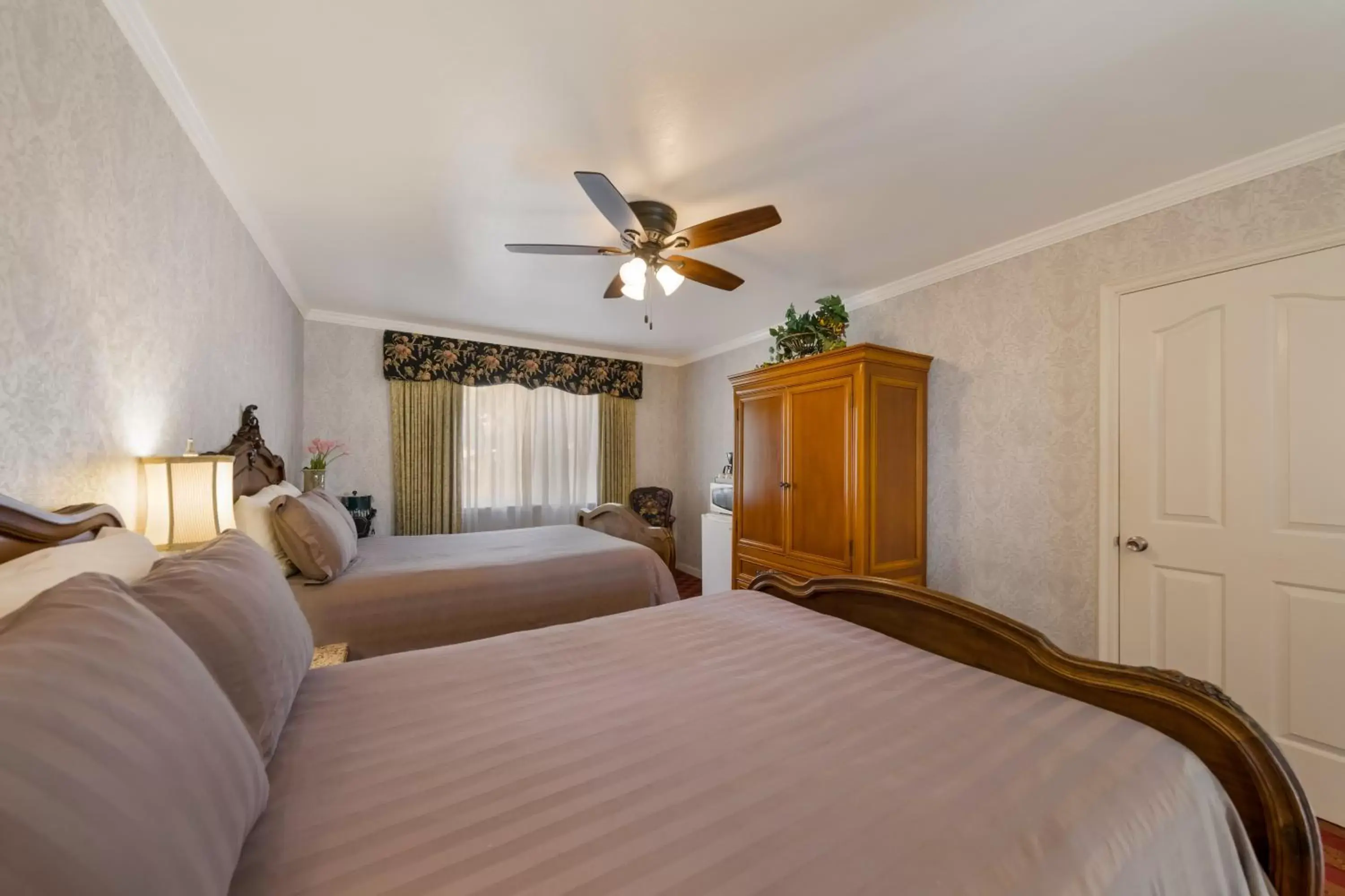 Bedroom, Bed in Carmel Inn & Suites Bedroom, Bed in Carmel Inn & Suites