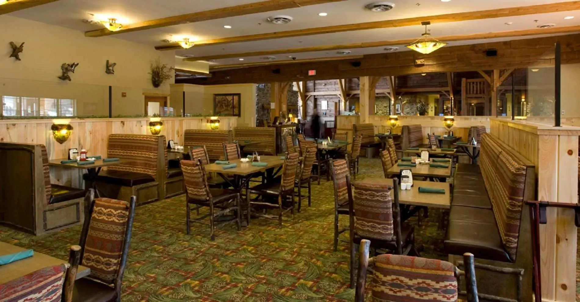 Restaurant/Places to Eat in Hope Lake Lodge & Indoor Waterpark