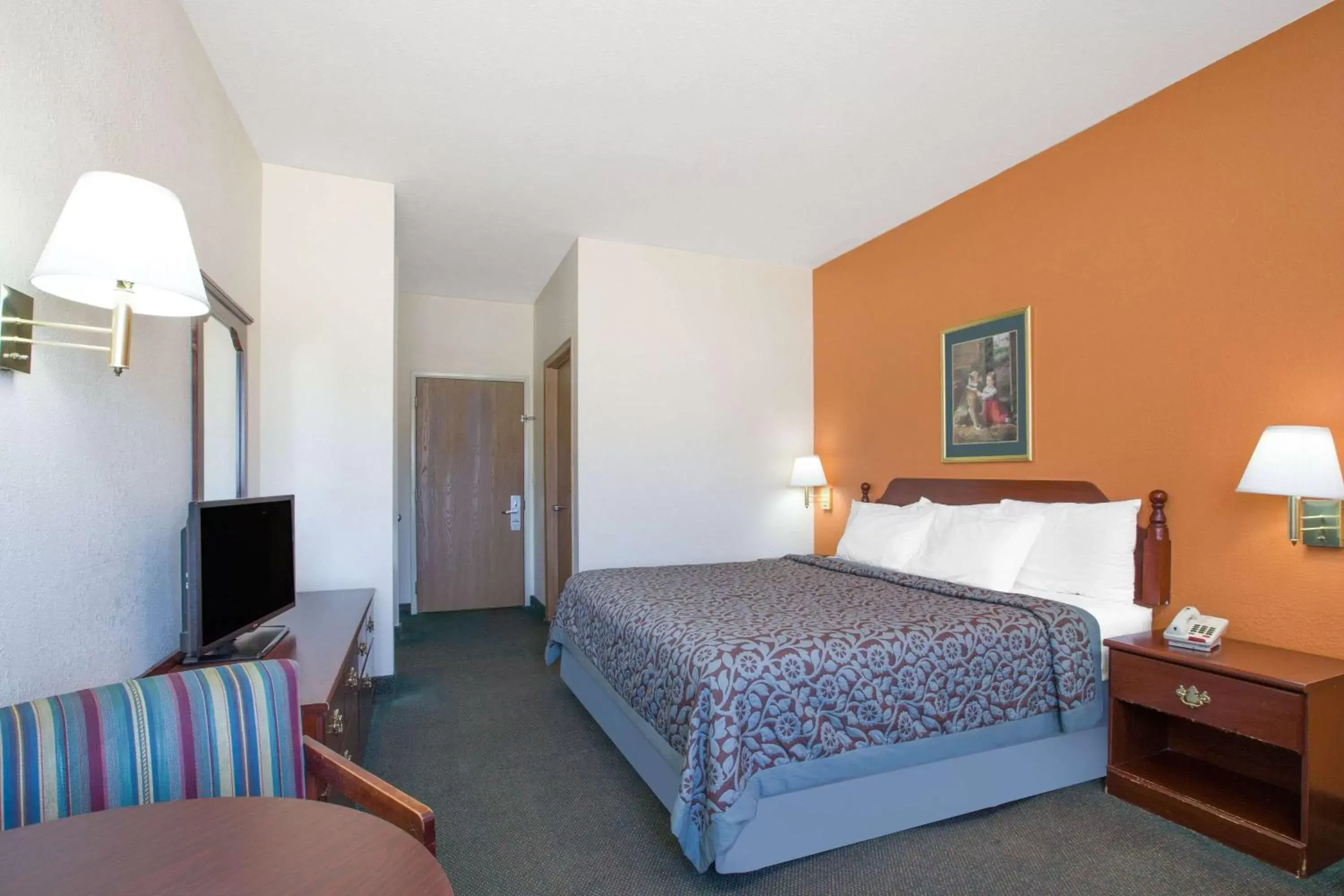 Photo of the whole room, Bed in Days Inn by Wyndham Butler