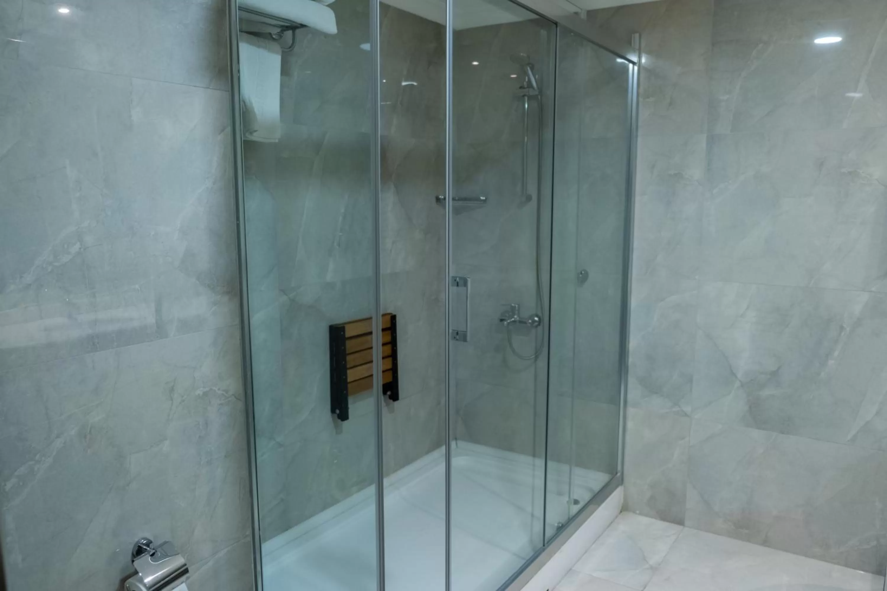 Bathroom in Akar International Hotel