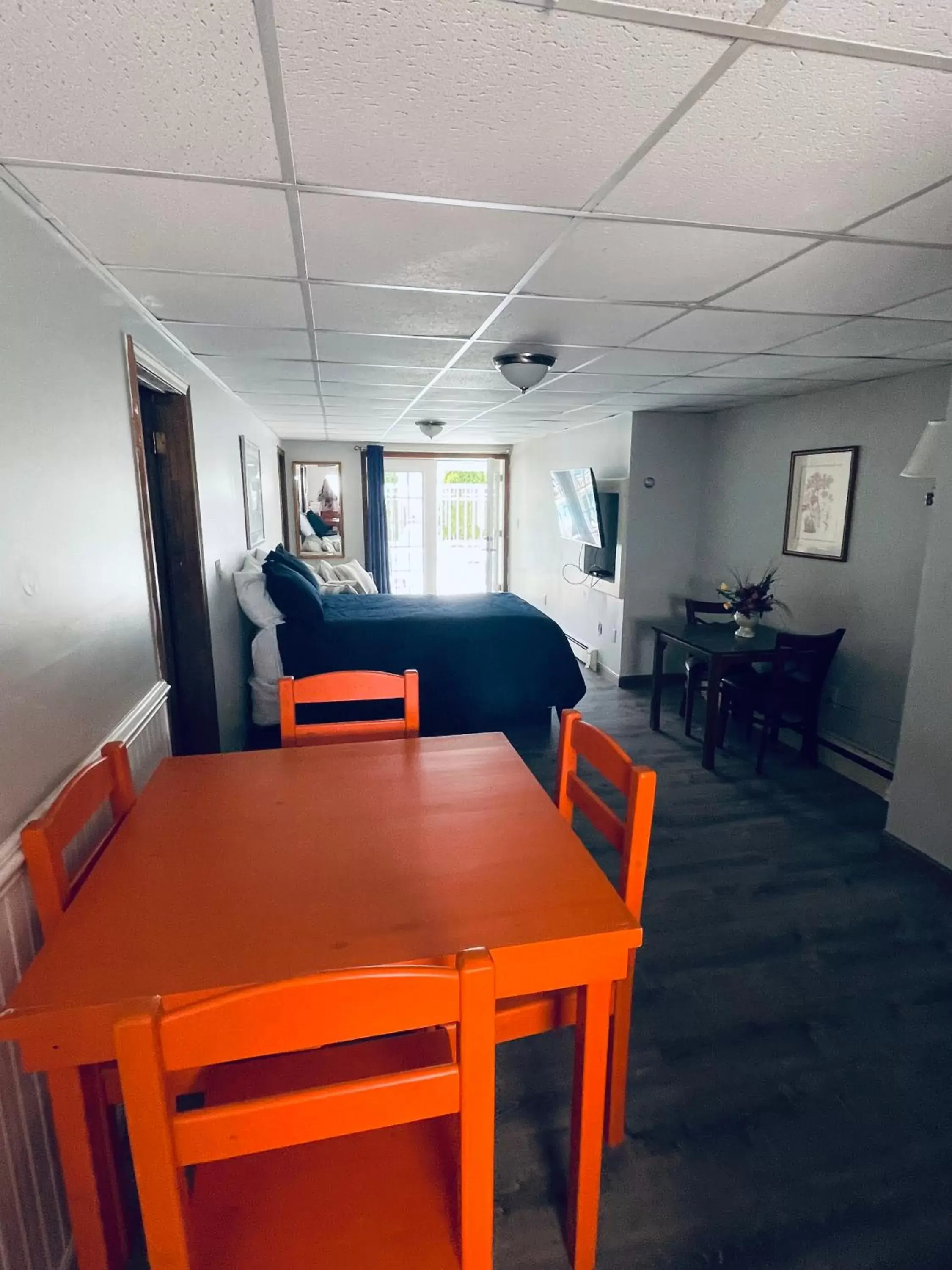 Bed, Dining Area in Ships Inn