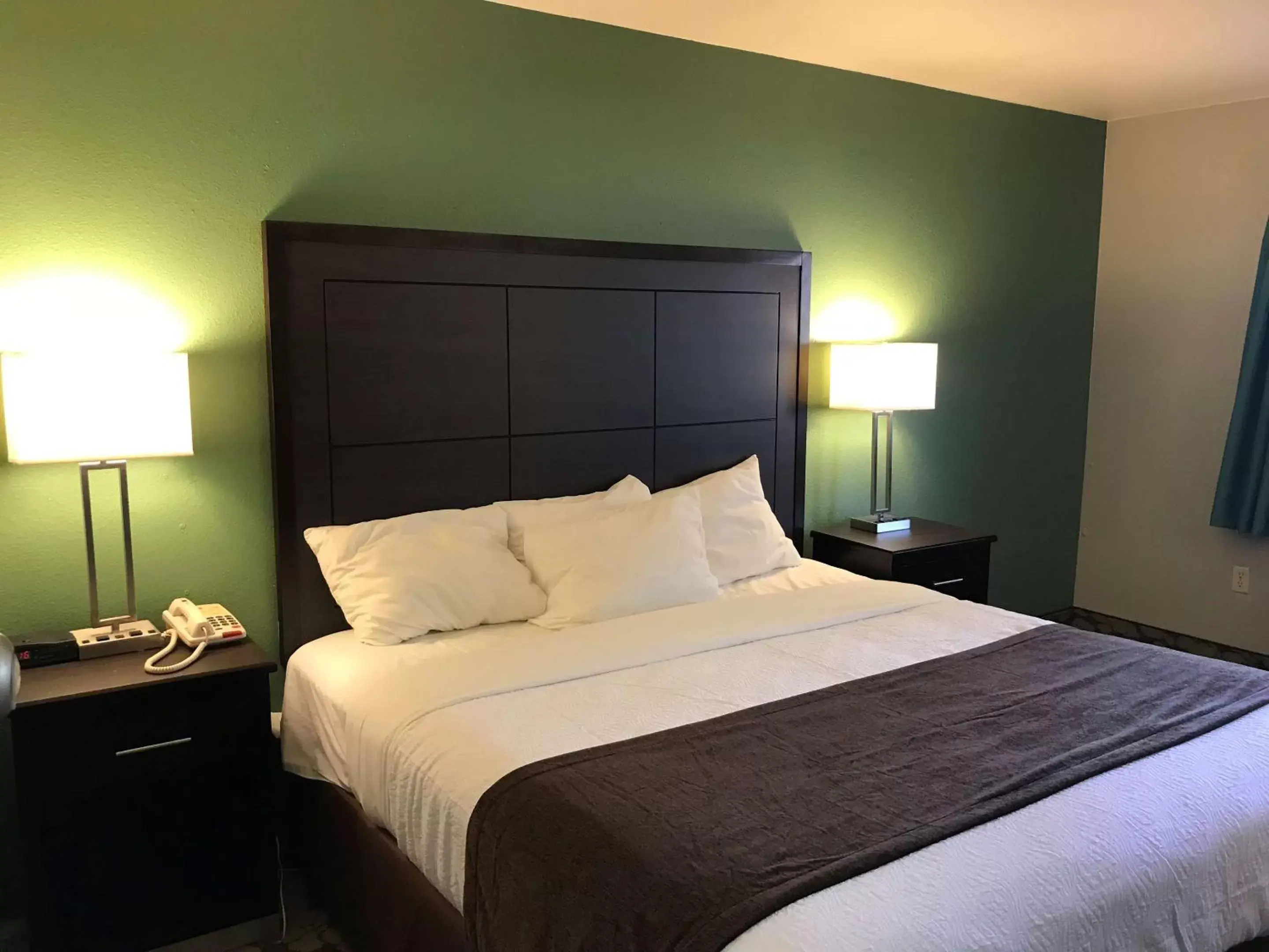 Bed in SureStay Plus Hotel by Best Western Bettendorf