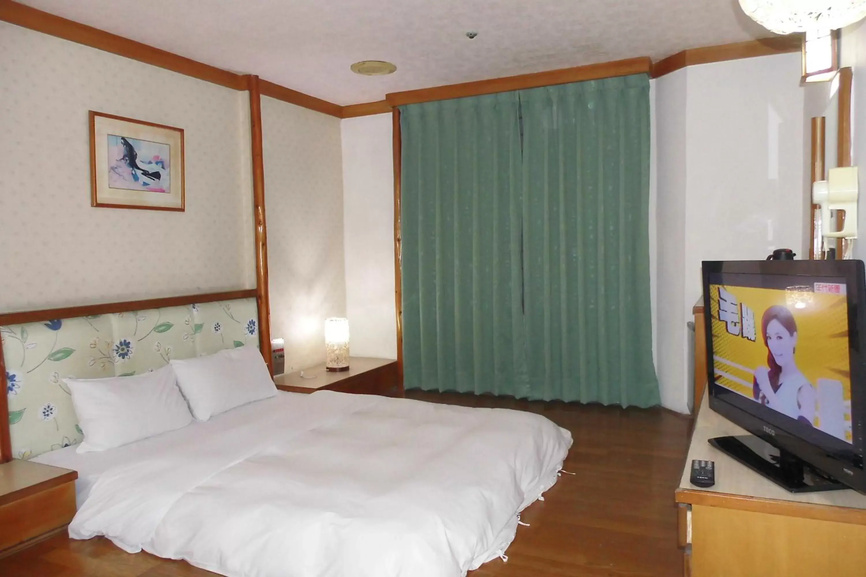 Photo of the whole room, Bed in Modern Plaza Hotel