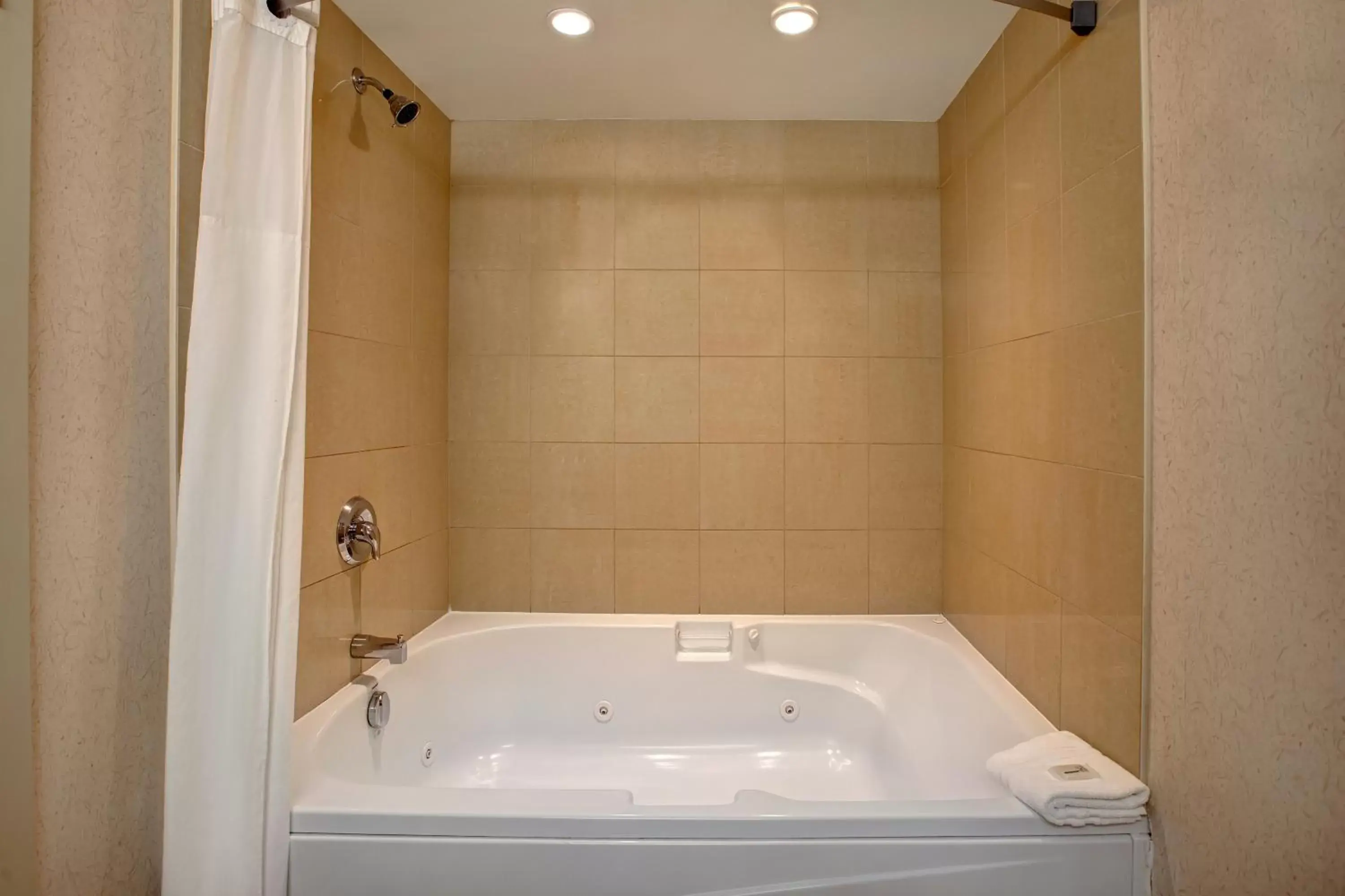 Hot Tub, Bathroom in Days Inn & Suites by Wyndham Collingwood