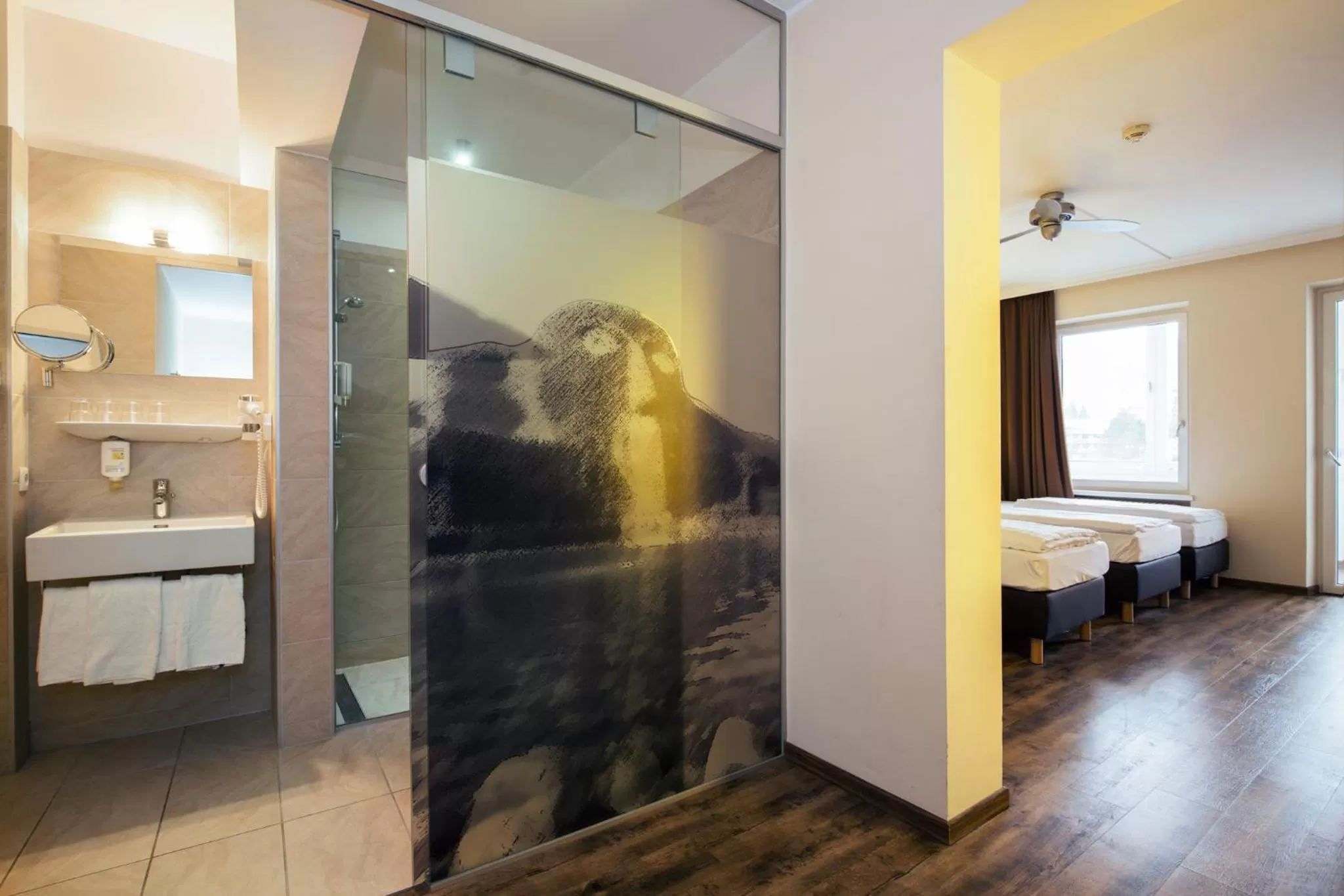 Photo of the whole room, Bed in Basic Hotel Innsbruck