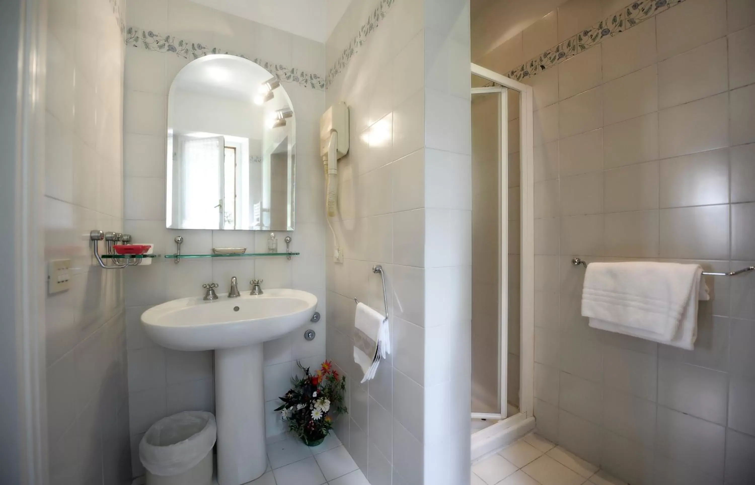 Shower, Bathroom in Hotel Villa Belvedere