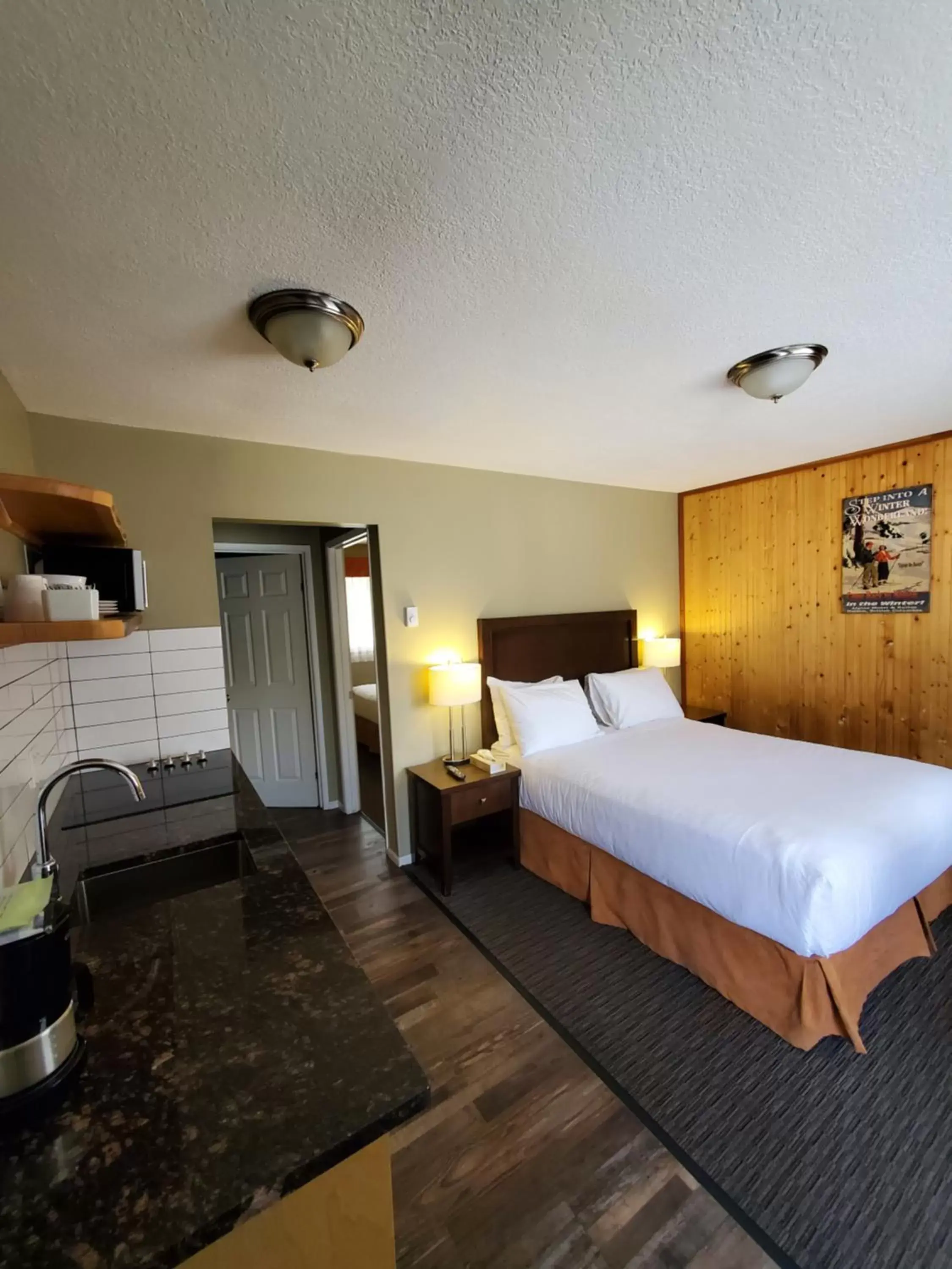 Photo of the whole room, Bed in Alpine Inn & Suites