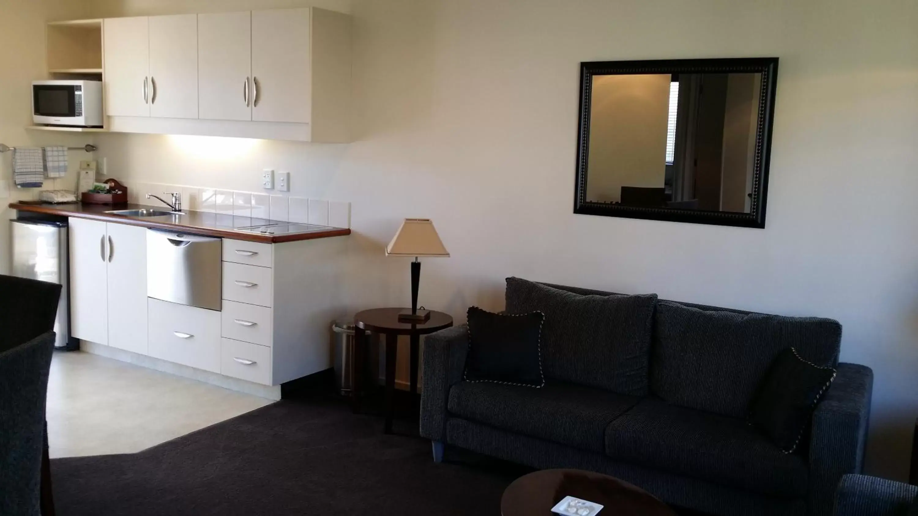 Kitchen or kitchenette, Seating Area in Cedar Grove Motor Lodge