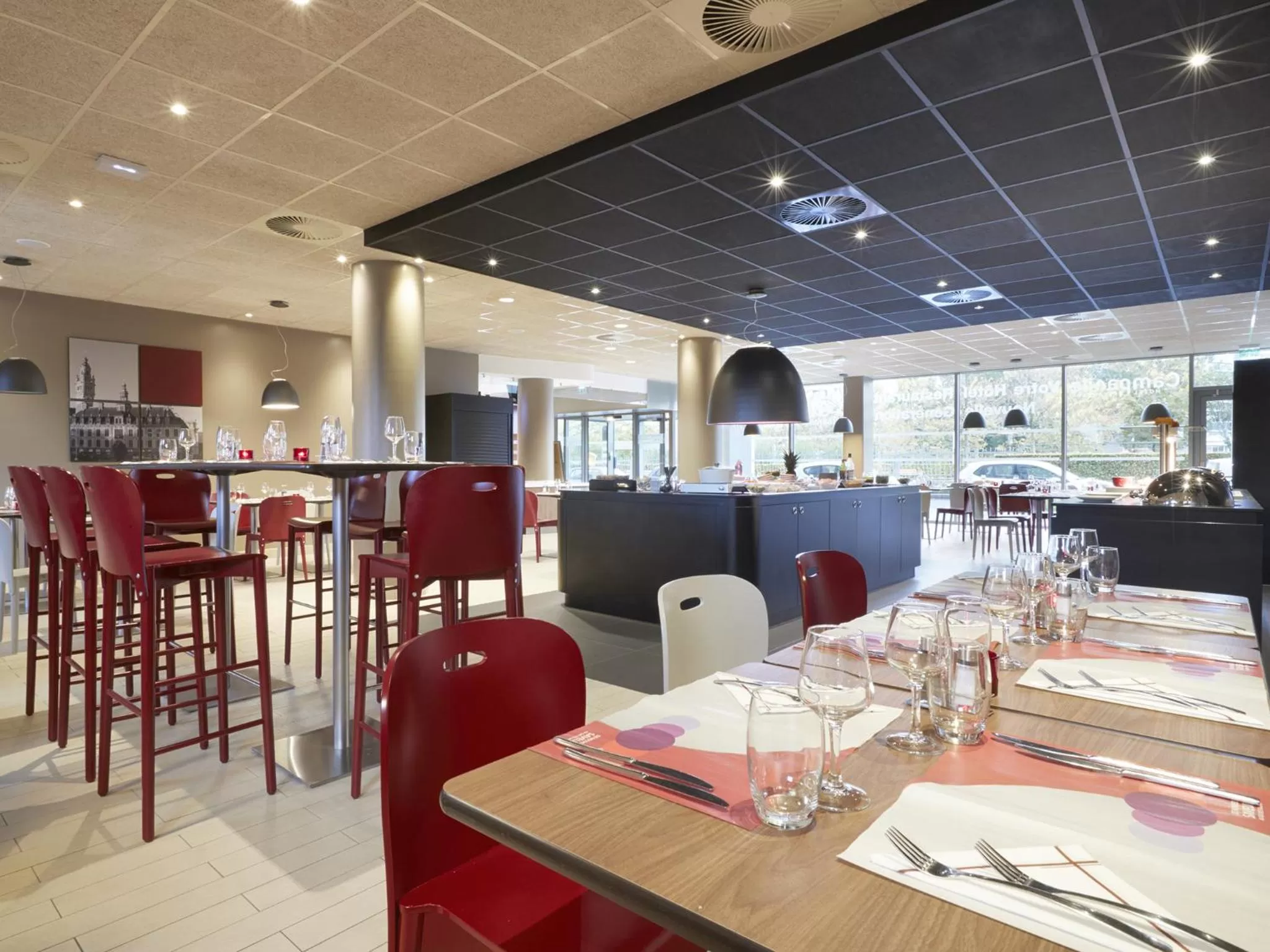 Restaurant/places to eat in Campanile Lille Euralille