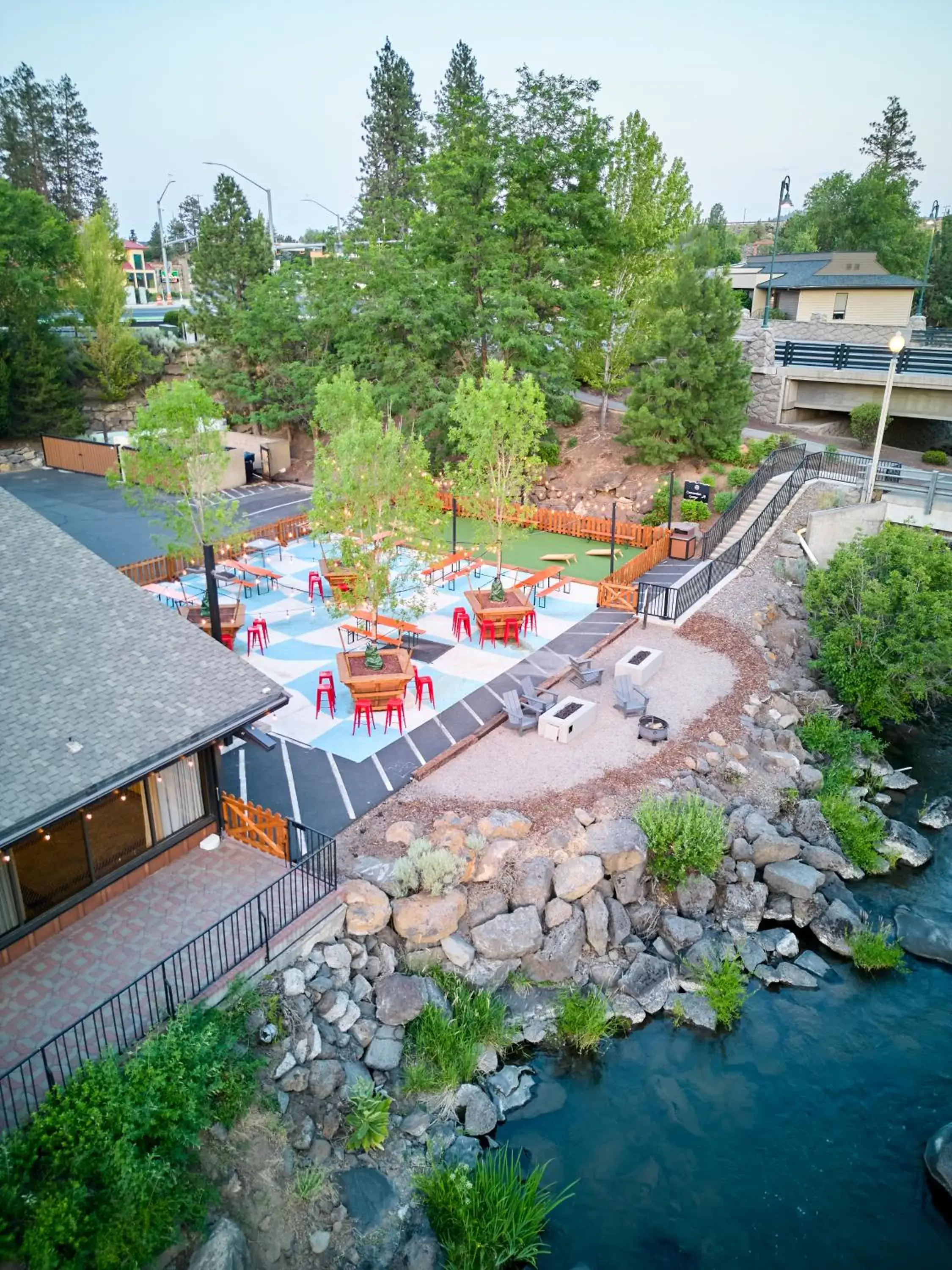 Lounge or bar, Pool View in Riverhouse on the Deschutes