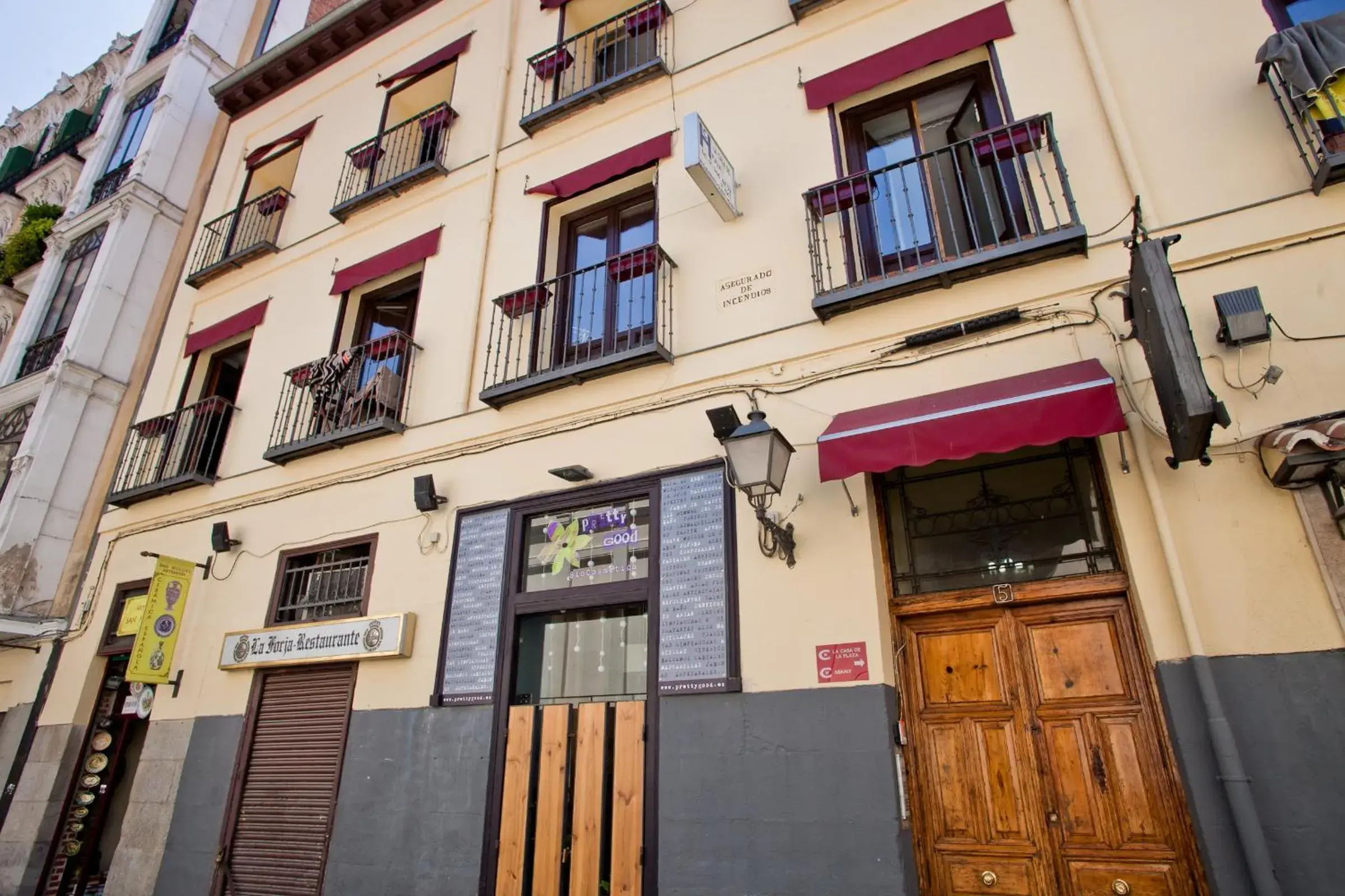 Facade/entrance, Property Building in Hostal La Casa de La Plaza