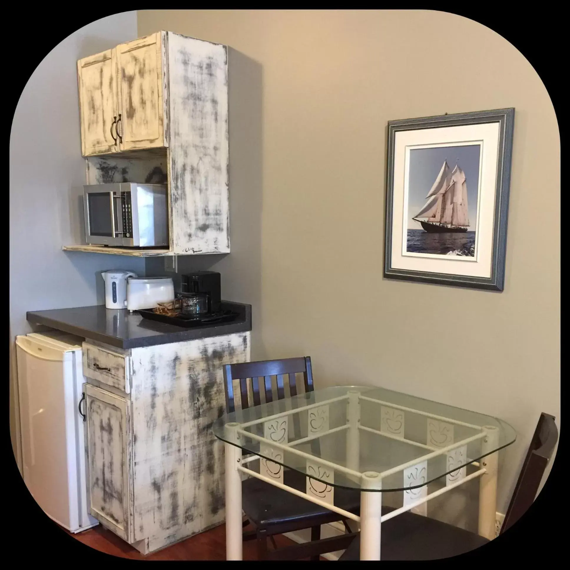 Dining Area in Shoreline Suites