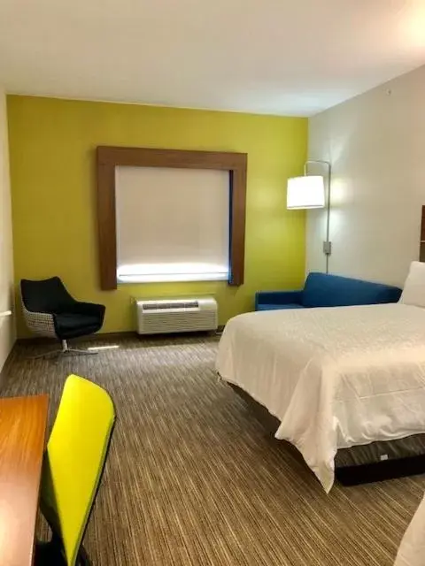 Bed in Holiday Inn Express & Suites Longview South I-20, an IHG Hotel