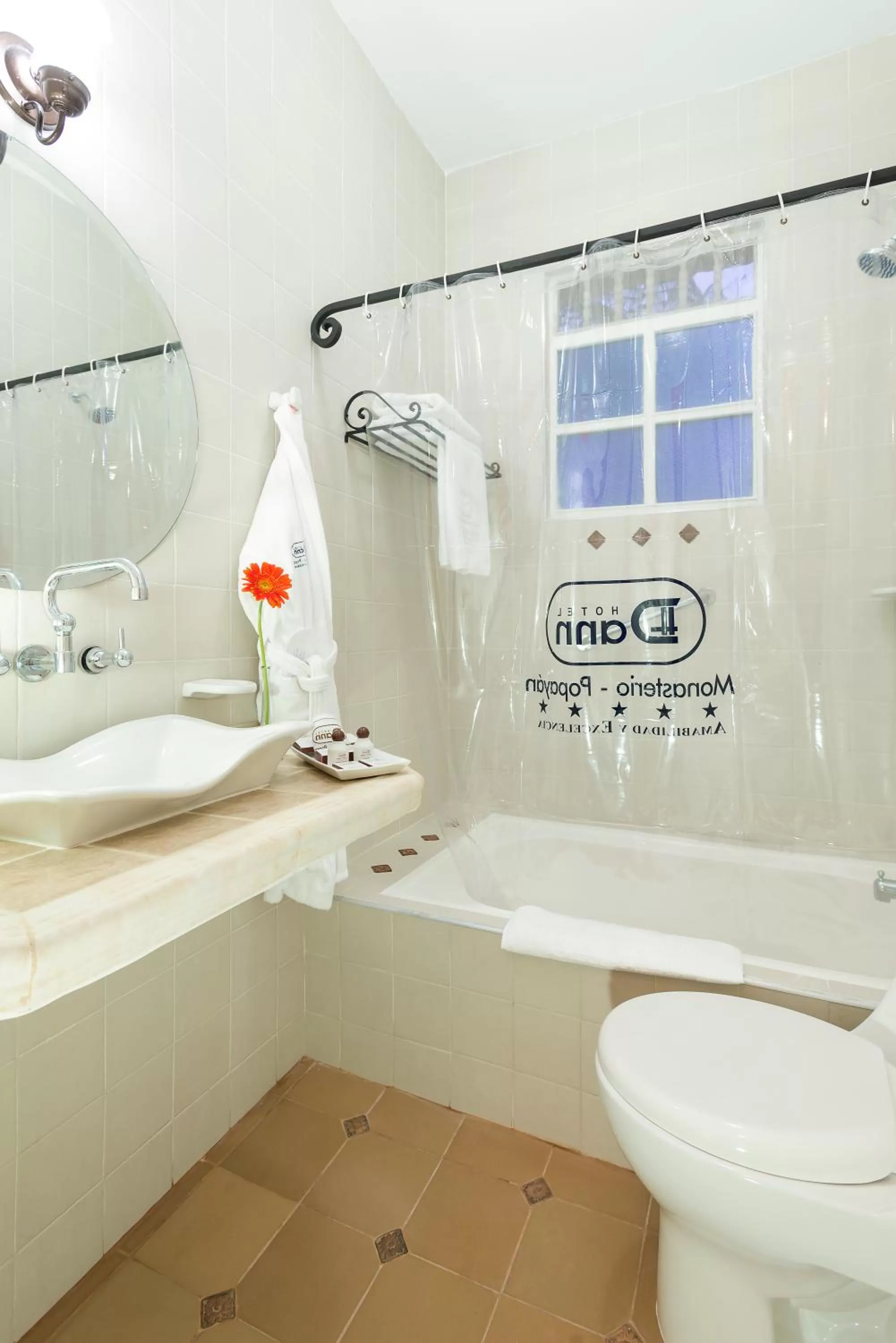 Shower in Hotel Dann Monasterio