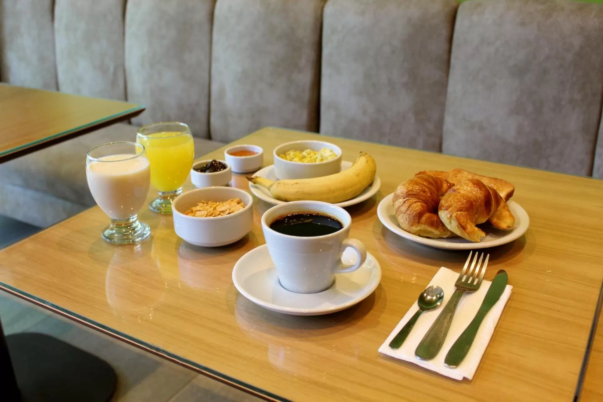 Buffet breakfast in Soltigua Apart Hotel Mendoza