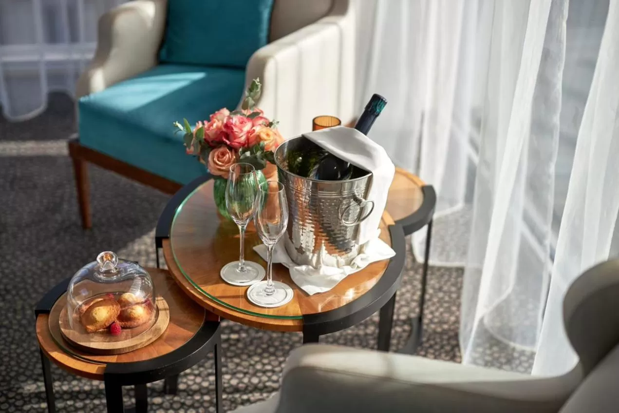 Food and drinks in Maison Albar - Le Pont-Neuf