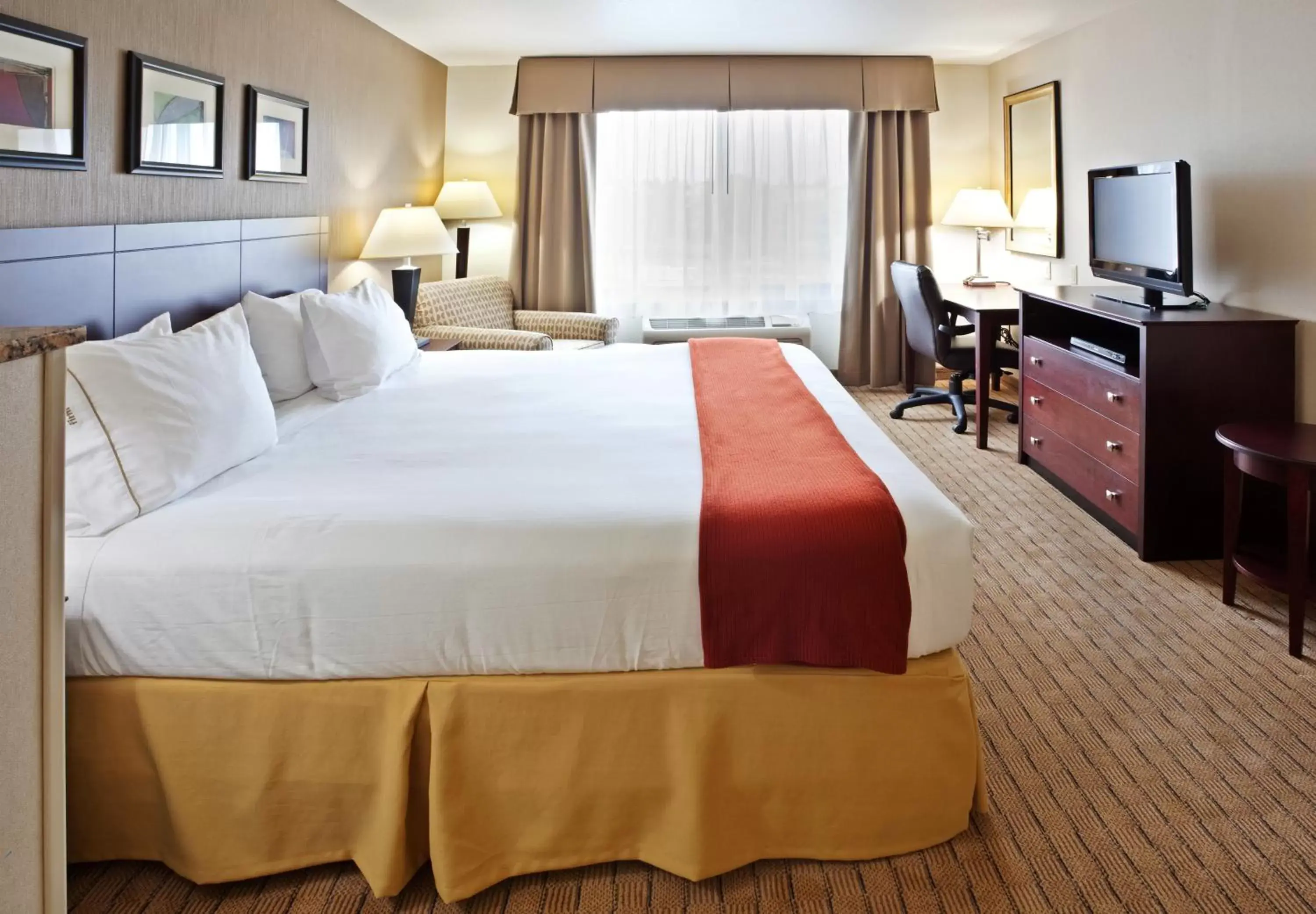 Bed in Holiday Inn Express Hotel & Suites Vancouver Mall-Portland Area, an IHG Hotel