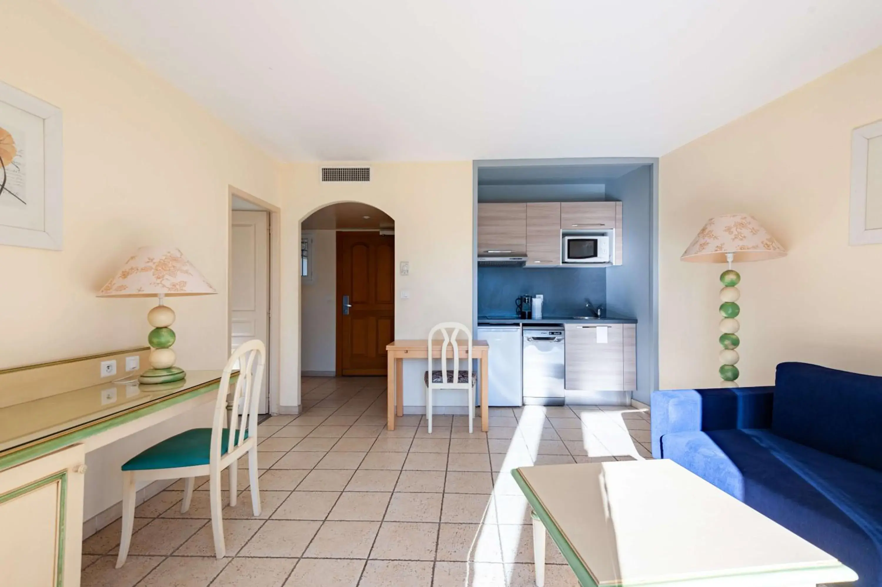 Kitchen or kitchenette, Seating Area in Residhotel Golf Grand Avignon