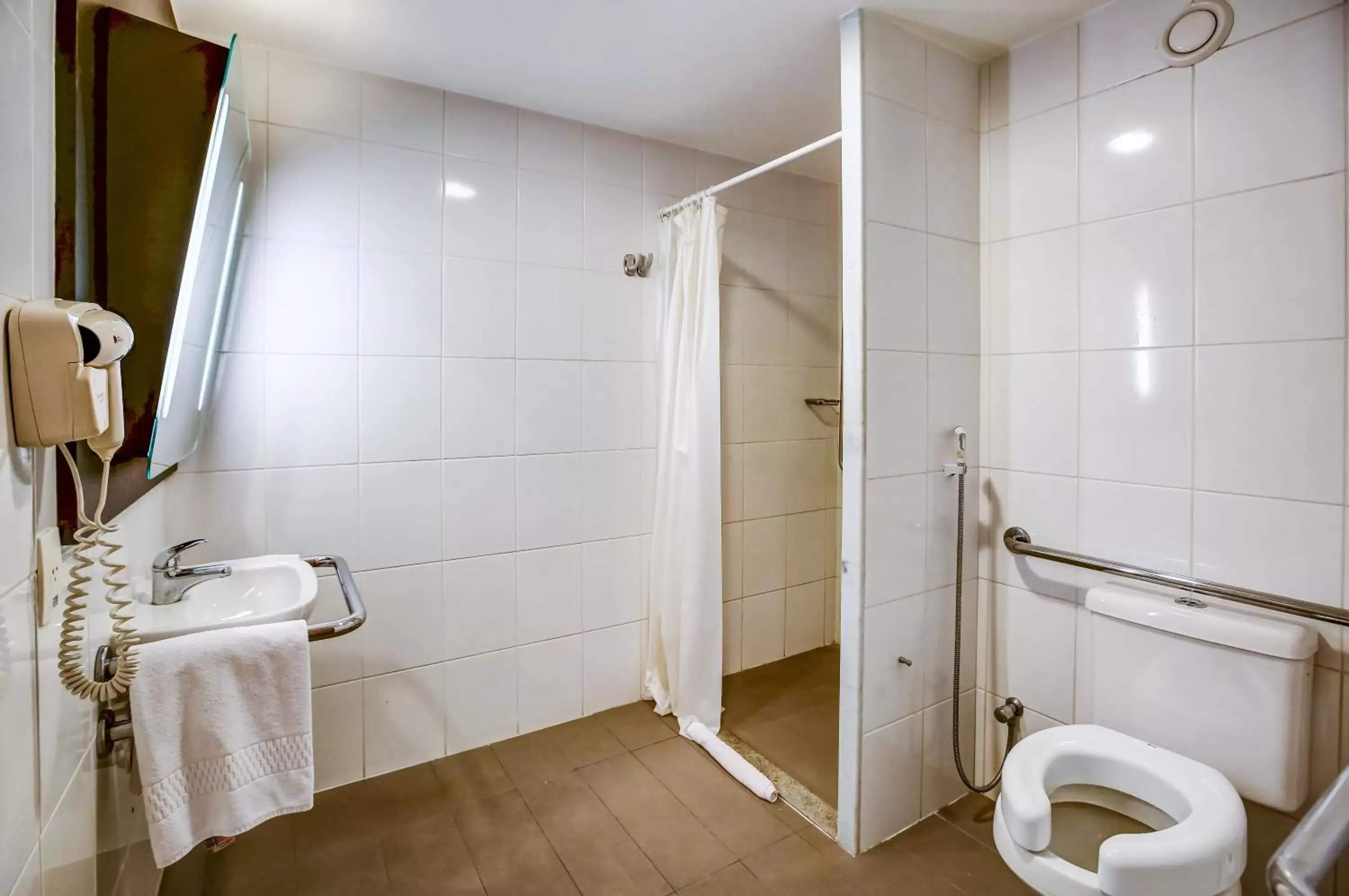 Bathroom in ibis Rio de Janeiro Santos Dumont