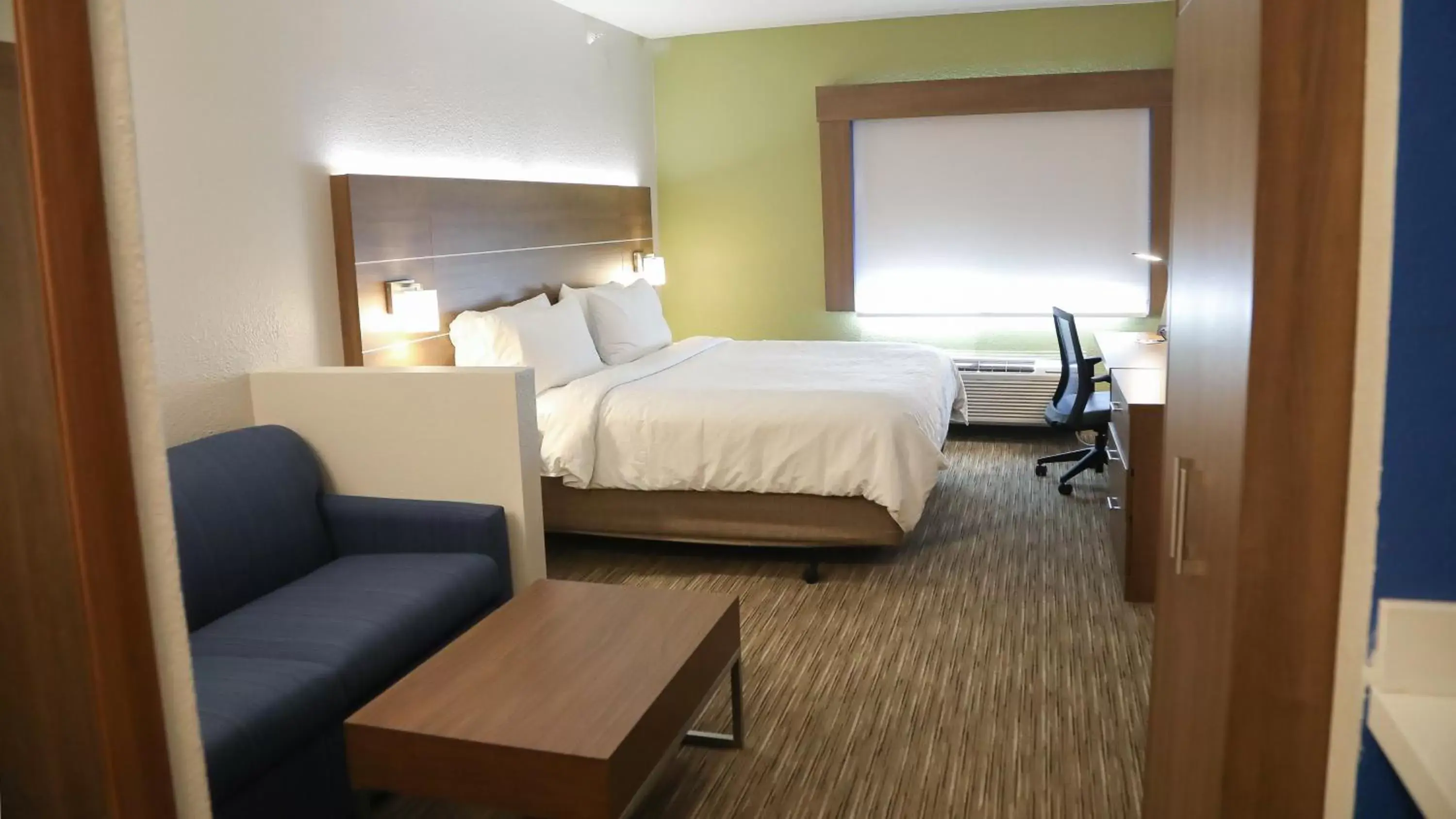 Photo of the whole room, Bed in Holiday Inn Express & Suites Colorado Springs North, an IHG Hotel